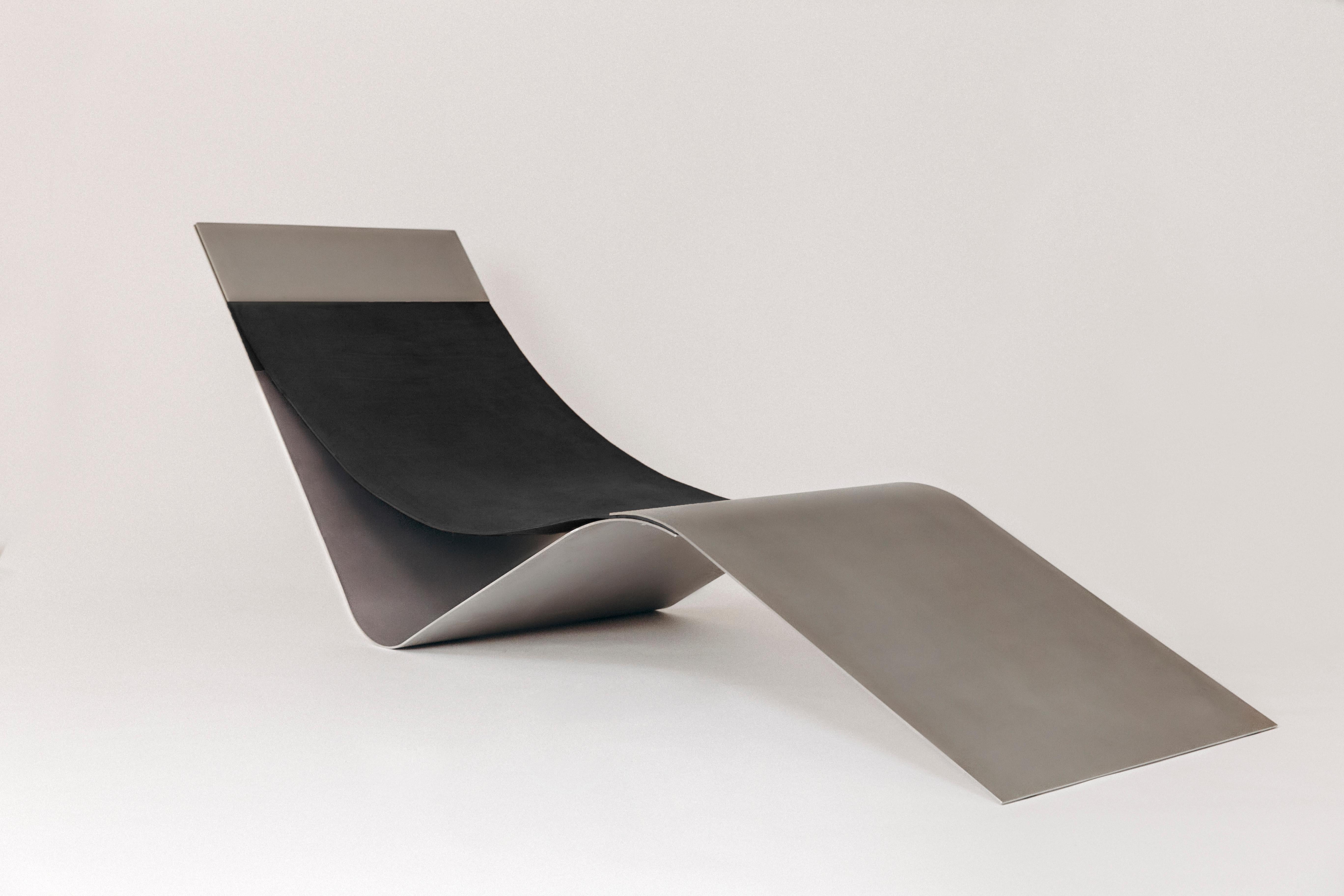 Chaise longue by Linde Hermans
Signed
Dimensions: 62,5 x 180 x 75 cm
Materials: Stainless steel and saddle leather (Both thickness 4 mm)
Different colours of leather possible

