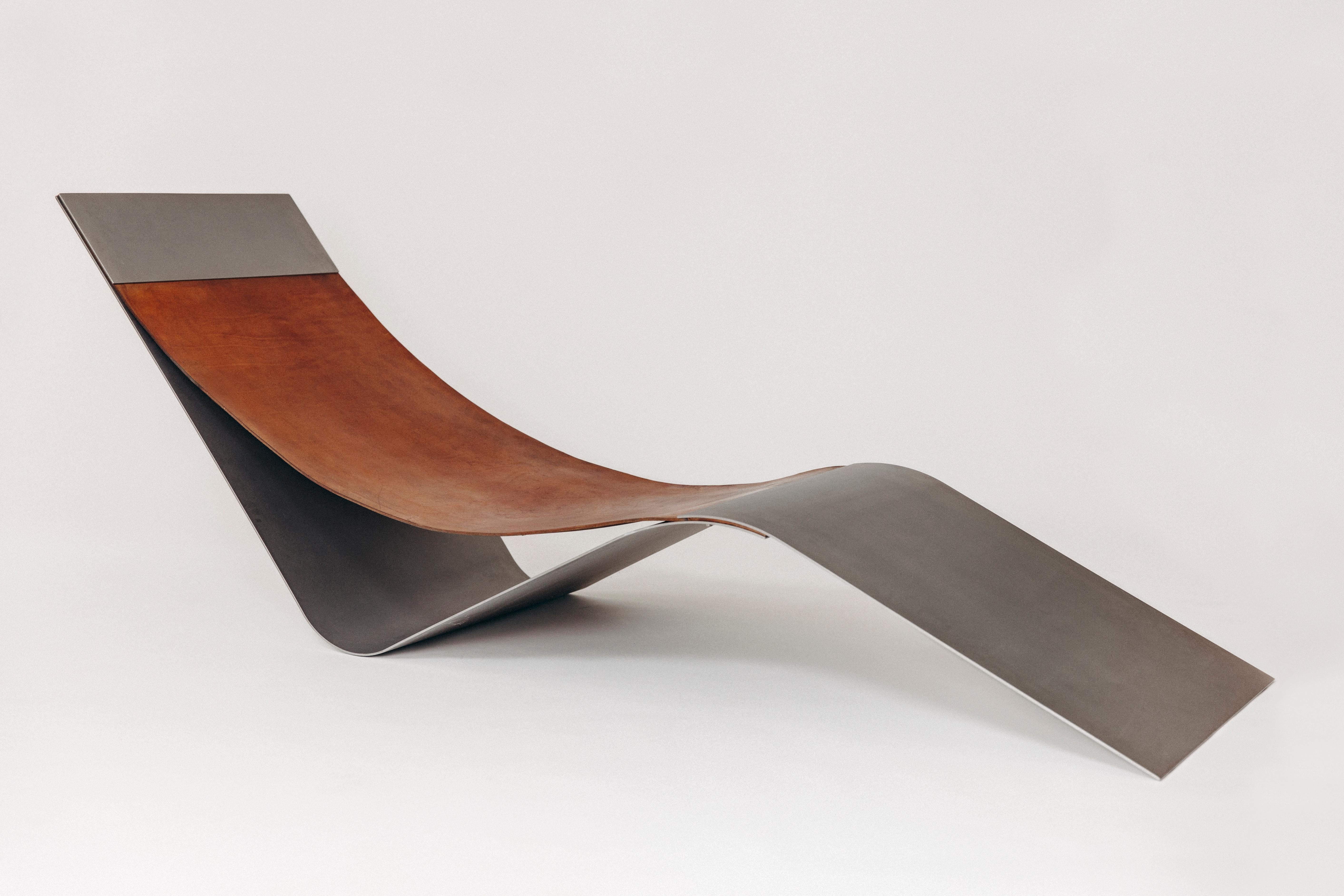 Chaise longue by Linde Hermans
Signed
Dimensions: 62,5 x 180 x 75 cm
Materials: Stainless steel and saddle leather (Both thickness 4 mm)
Different colors of leather possible.

