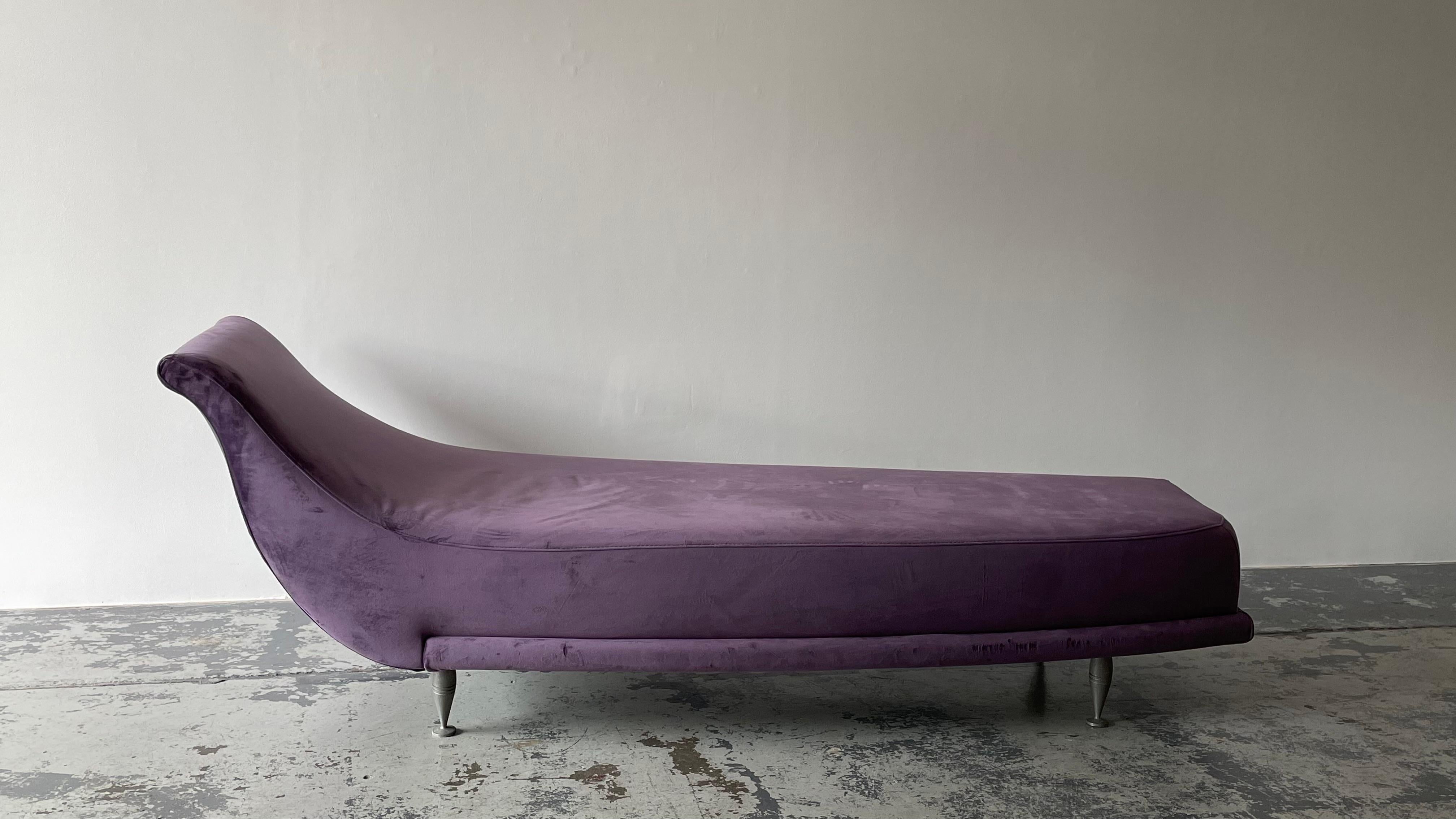 Sculptural and modern, this chaise longue designed by Italian Massimo Iosa Ghini in 1989 for Moroso is called the New-tone. 

Featuring a new upholstery in purple velvet, with feet in satin tone aluminum.