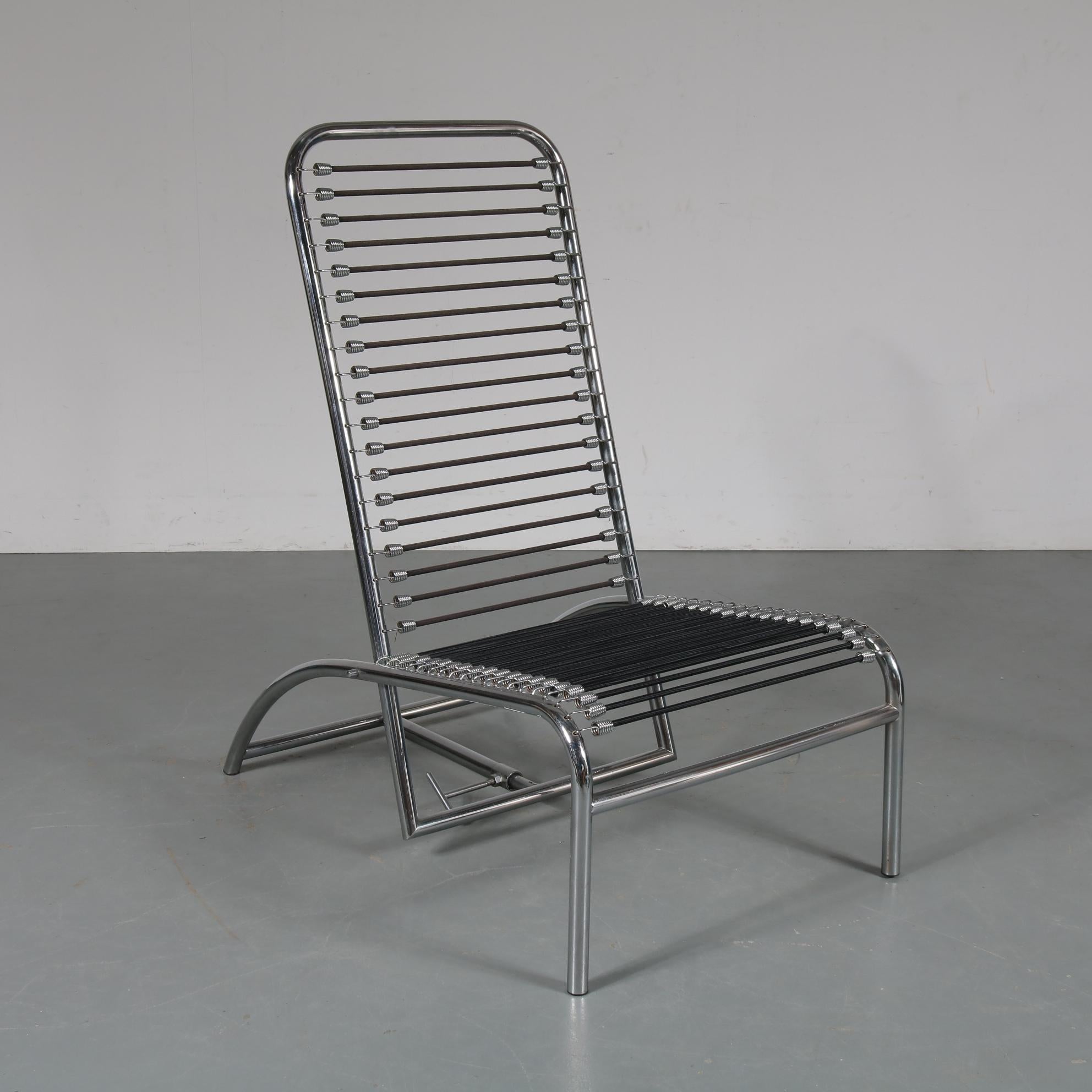 A beautiful chaise longue designed by René Herbst, manufactured by Tecta in Germany, circa 1980. It was originaly designed in 1930.

This eye-catching piece is made of high quality, chrome-plated tubular metal with a unique open structure and very