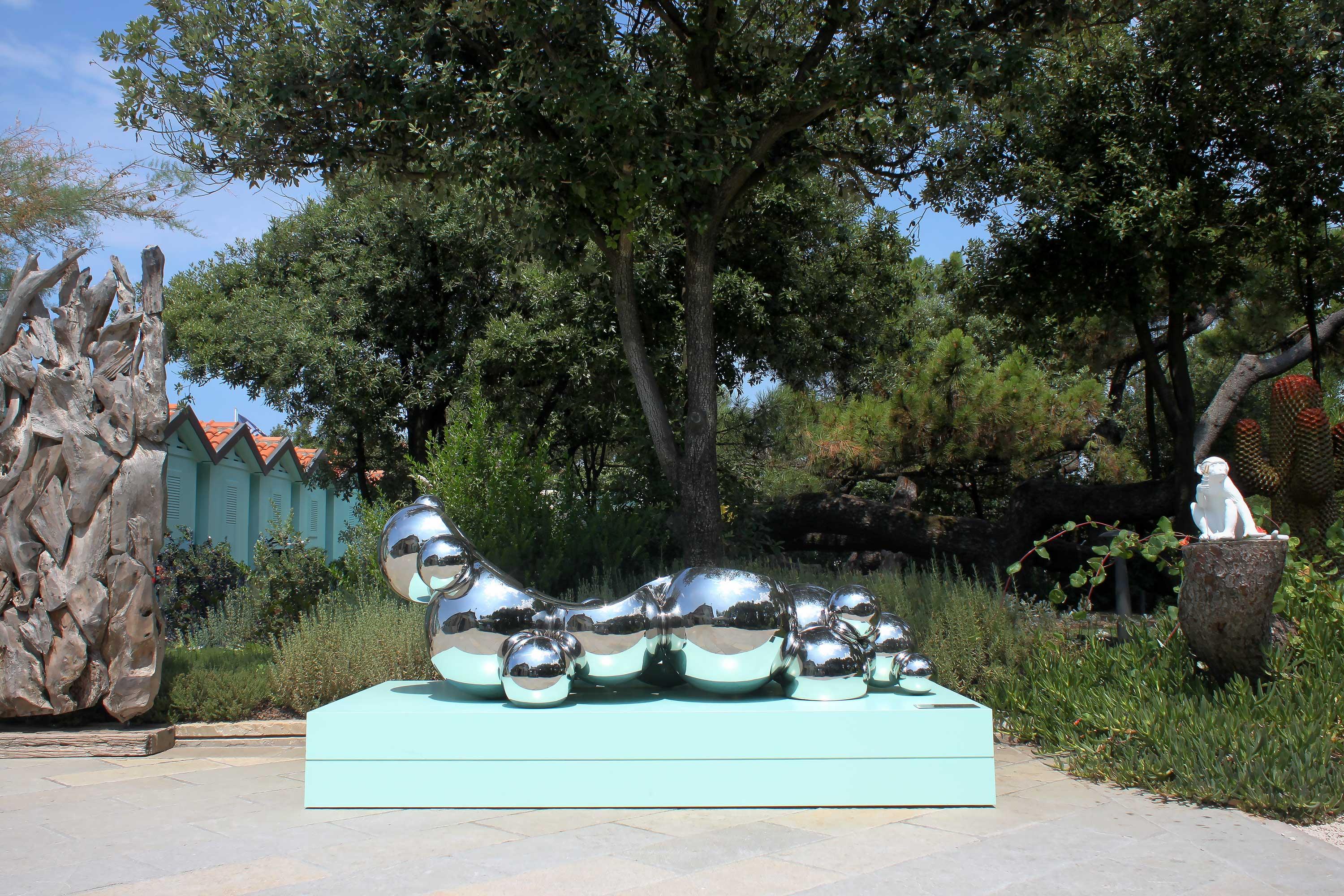 Die skulpturale Chaiselongue 'Golem' ist eine imposante Skulptur aus hohlen Edelstahlkugeln, die einzeln von Hand geschweißt und hochglanzpoliert wurden. Ein gewundener Kreisel durchschneidet die Kugelgruppe, die die Chaiselongue bildet, auf der man