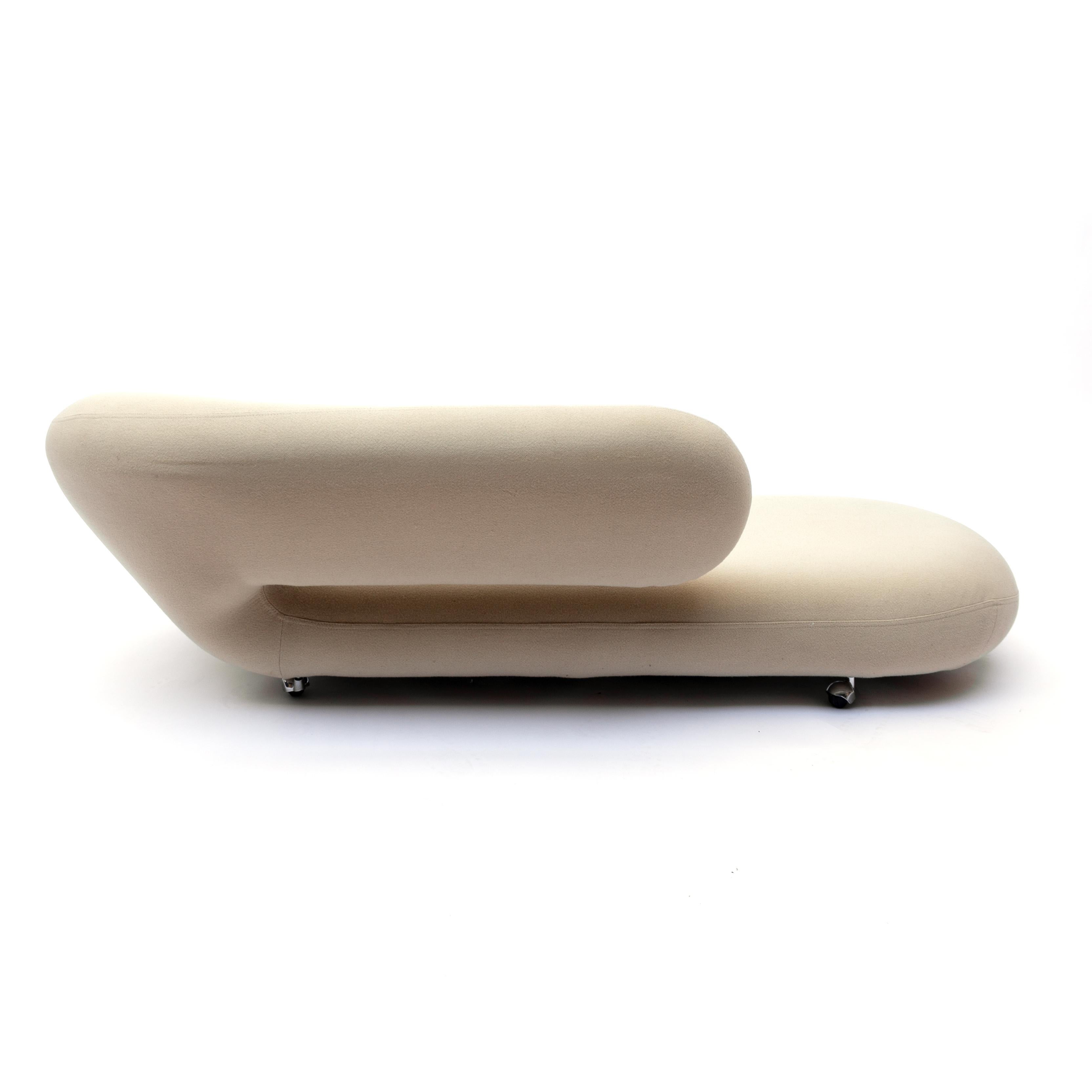 Countless designers have been inspired by the IDEA behind the chaise longue. Here is the interpretation of Geoffrey Harcourt from 1970. A perfect seat on which to stretch out and unwind. A monument in the modern interior. Also known as Cleopatra.