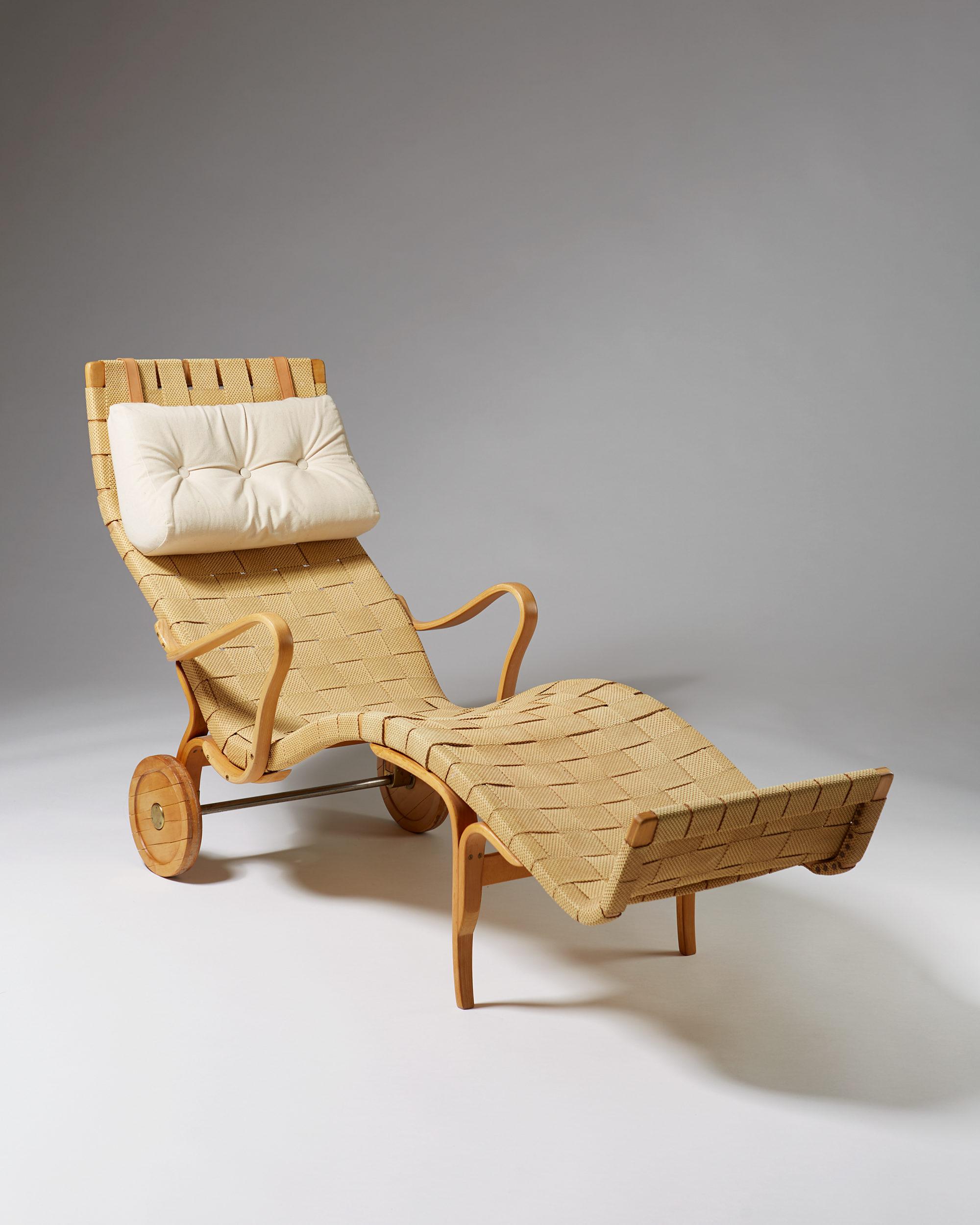 Very rare version of the Pernilla chaise longue with wheels.

Beech and original paper webbing.
      