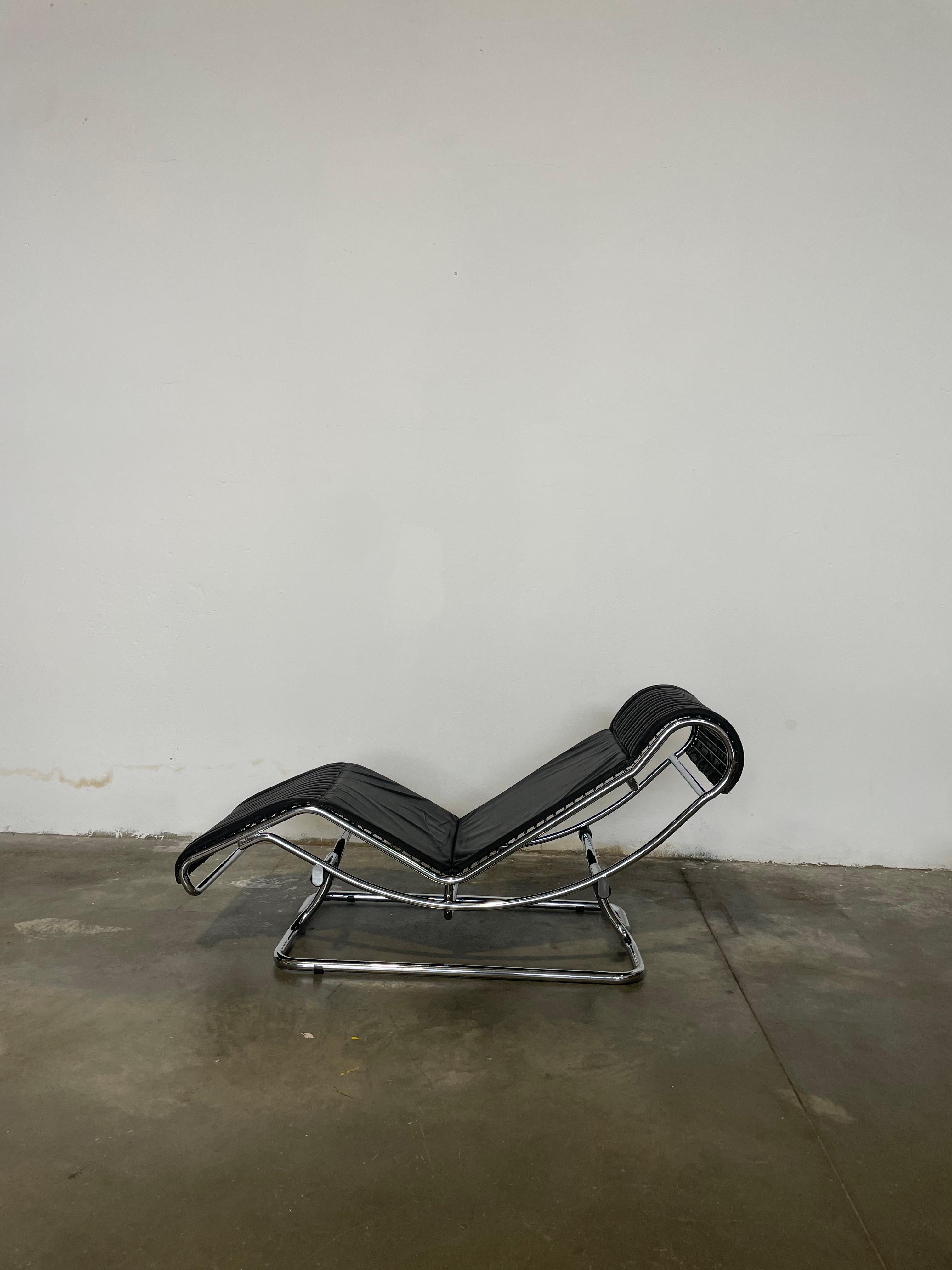 La chaise lounge disegnata da Guido Faleschini negli anni Settanta rappresenta un'icona del design italiano, incarnando l'eleganza audace e la sperimentazione stilistica di quel periodo. Prodotta con un approccio innovativo, questa chaise lounge