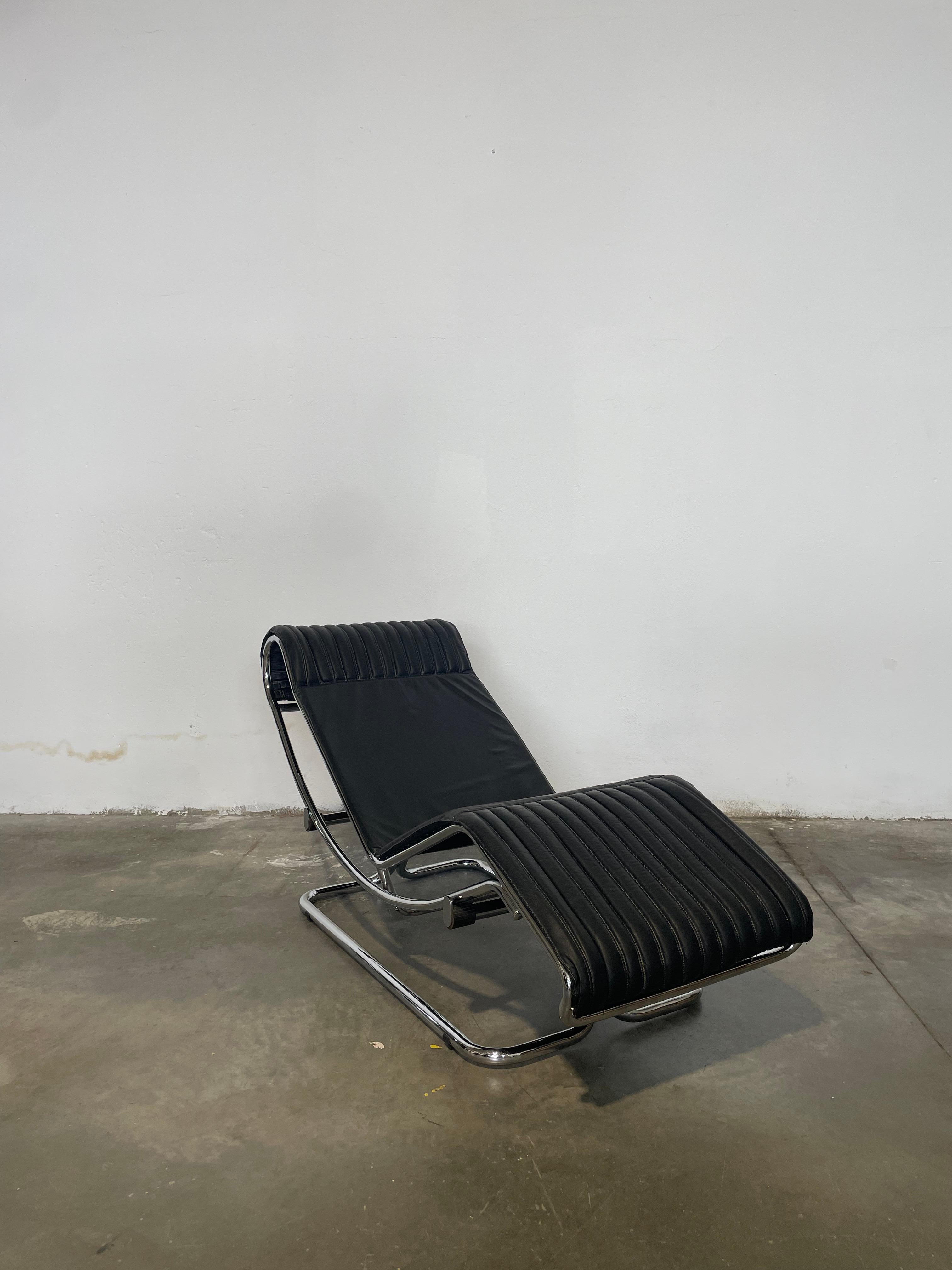 Mid-Century moderno Chaise Longue di Guido Faleschini per Mariani anni 70 un pelle nera e acciaio in vendita