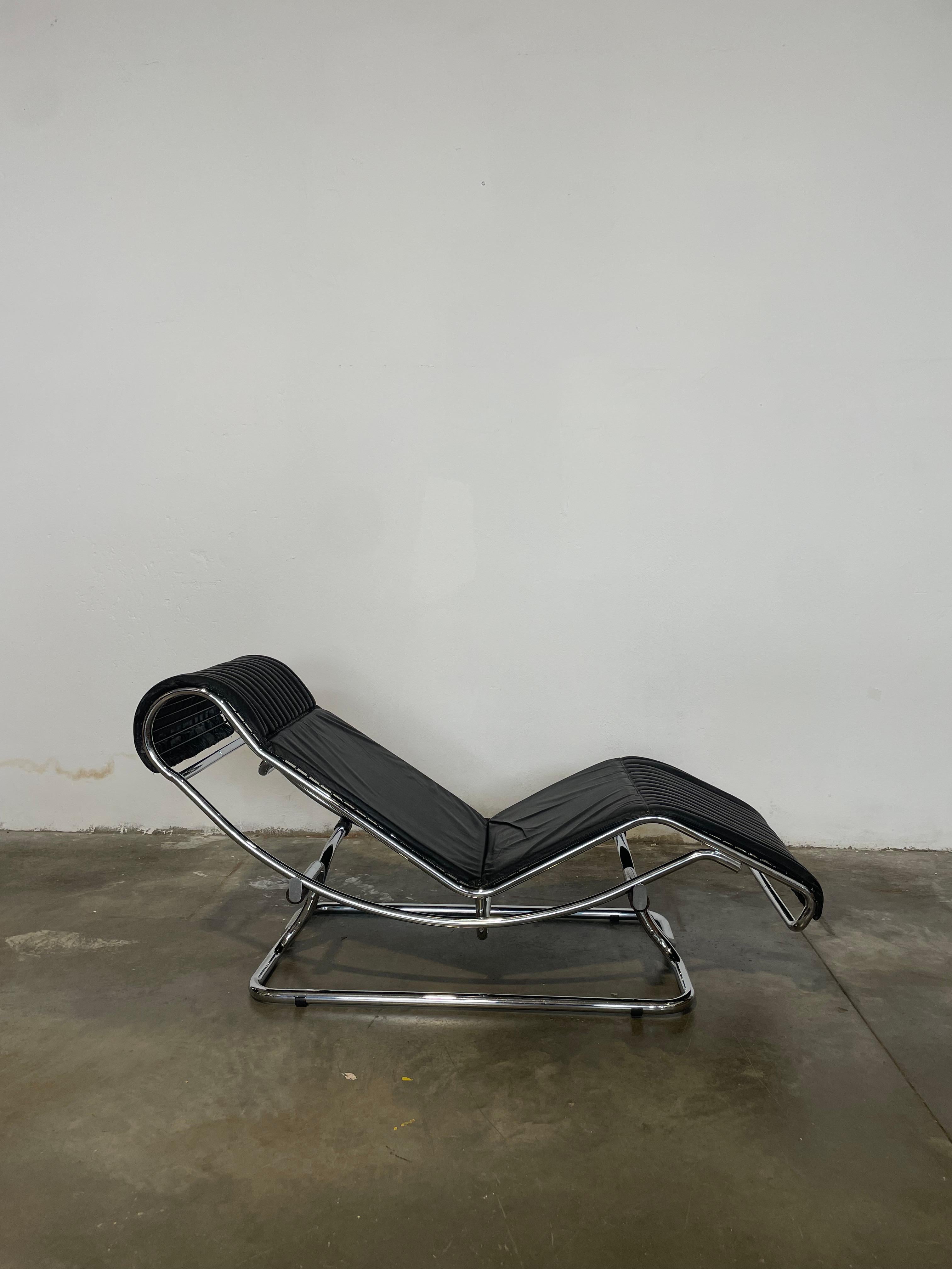 Italiano Chaise Longue di Guido Faleschini per Mariani anni 70 un pelle nera e acciaio in vendita