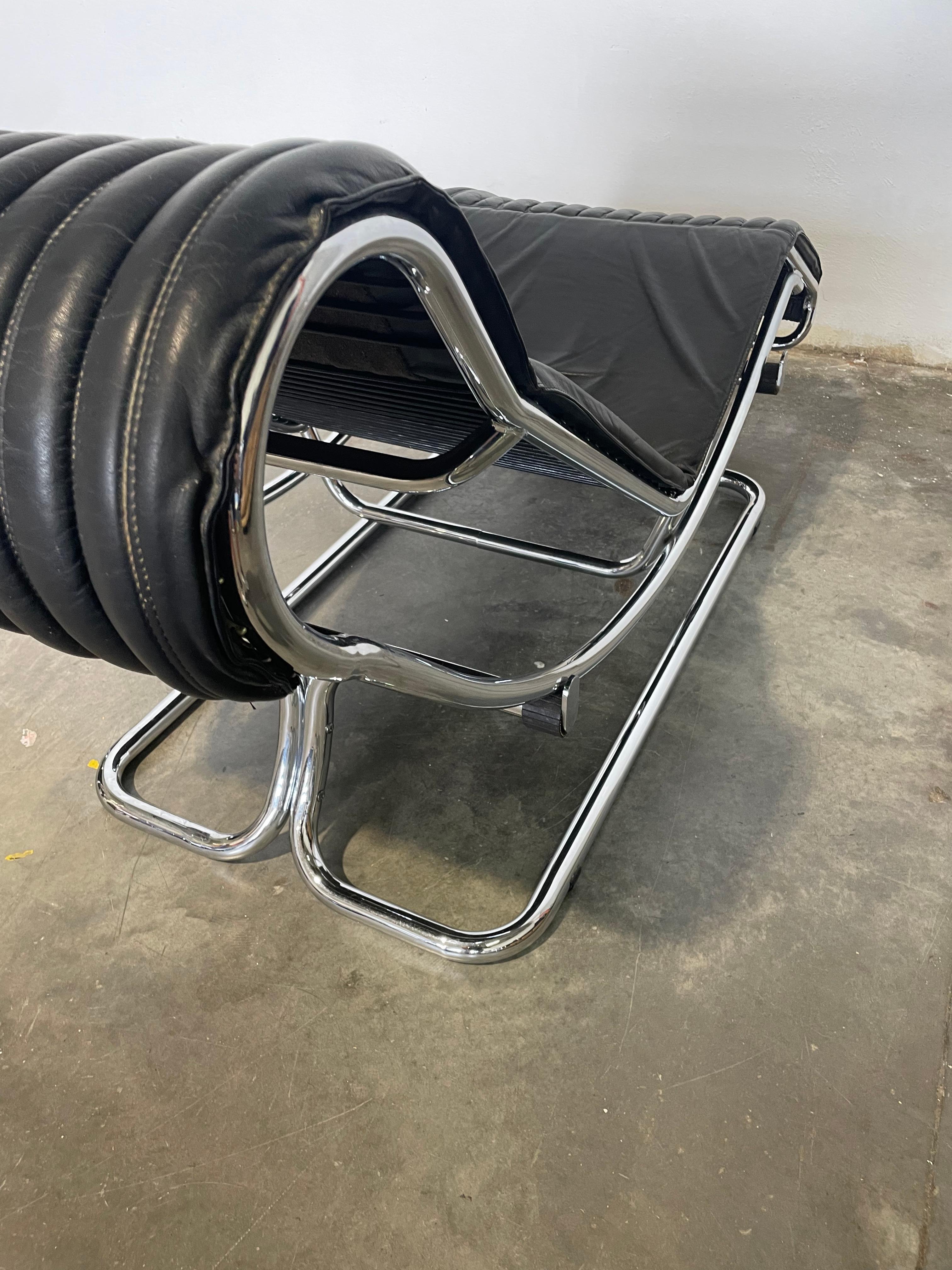 Fine XX secolo Chaise Longue di Guido Faleschini per Mariani anni 70 un pelle nera e acciaio in vendita