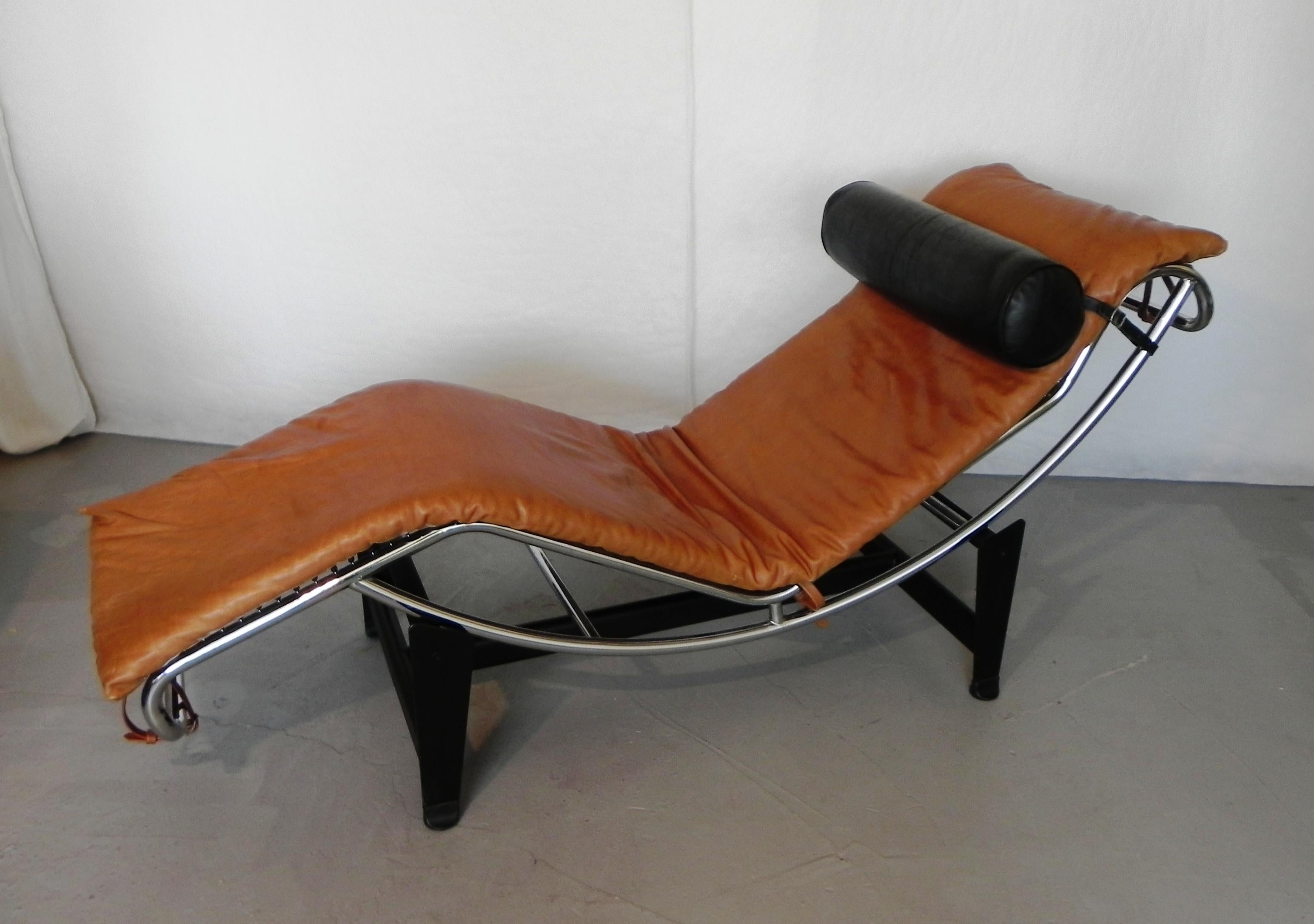 chaise longue di ispirazione Bauhaus, anni 80. struttura un tubo cromato, base in acciaio verniciato nero. cuscinatura in vera pelle di qualita' Italiana, eseguita su misura da abile artigiano. (piu' larga , piu' lunga , bene imbottita molto