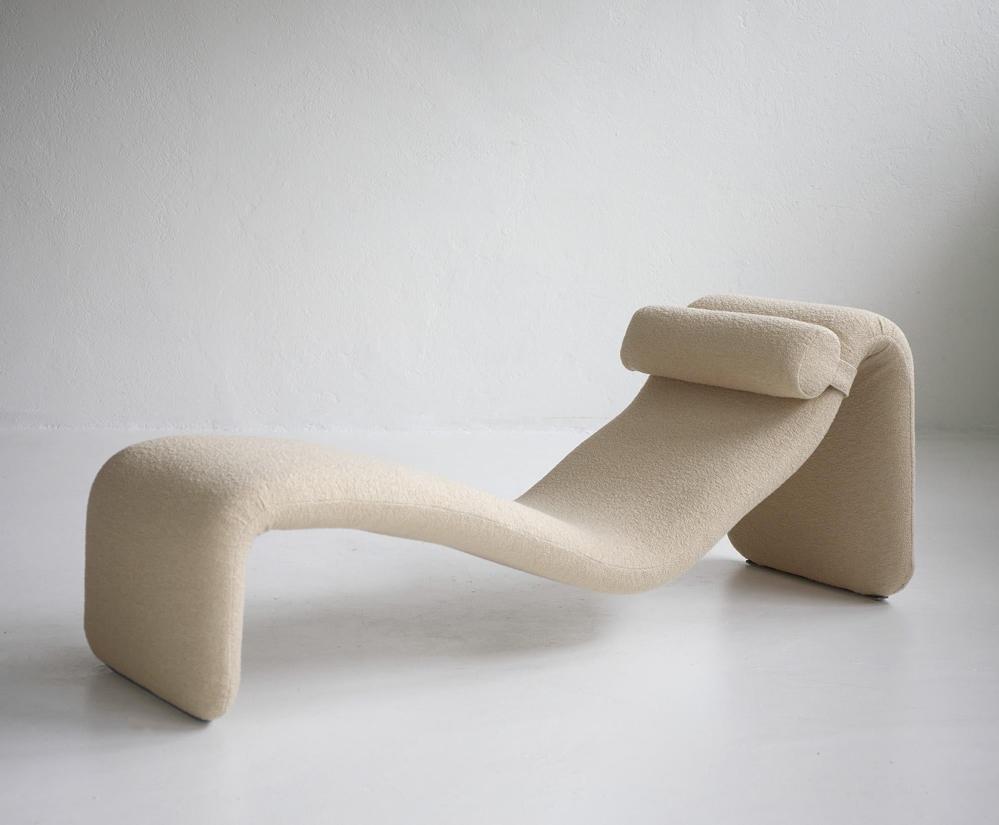 Iconic chaise longue 'Djinn' by Olivier Mourgue for Airborne, France c.1965. 

The Djinn with its futuristic and ergonomic shape is an invitation to rest for all our senses. The sleek and curvy lines as well as the cozy fabric make this a  French
