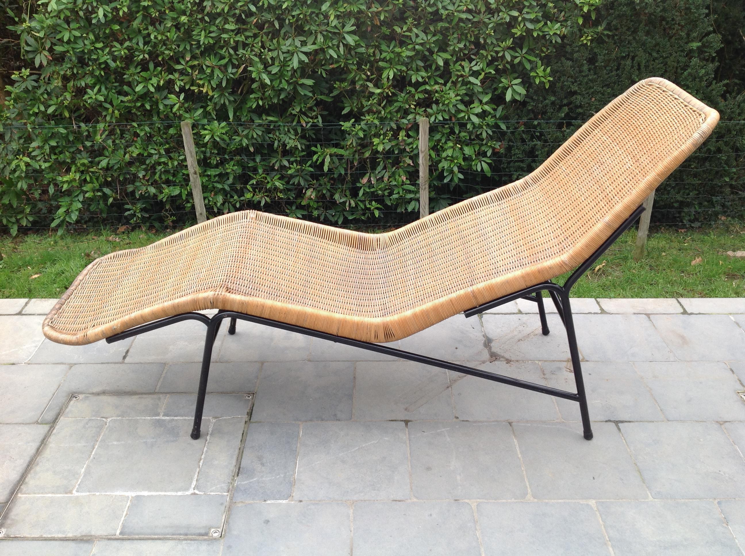 This very rare lounge chair are example of the very nice quality.
The combination of the painted steel frame with a webbing of cane (wicker) pattern makes a beautiful modernist chaise longue.