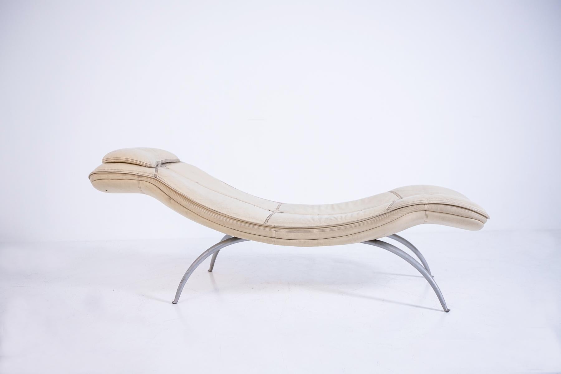 Very comfortable ivory colored chaise longue finely made by Moroso in 1970.
The chaise longue by Moroso has been realized with precious materials, leather for the cover and iron for the structure. Conical feet and soft curved lines characterize the