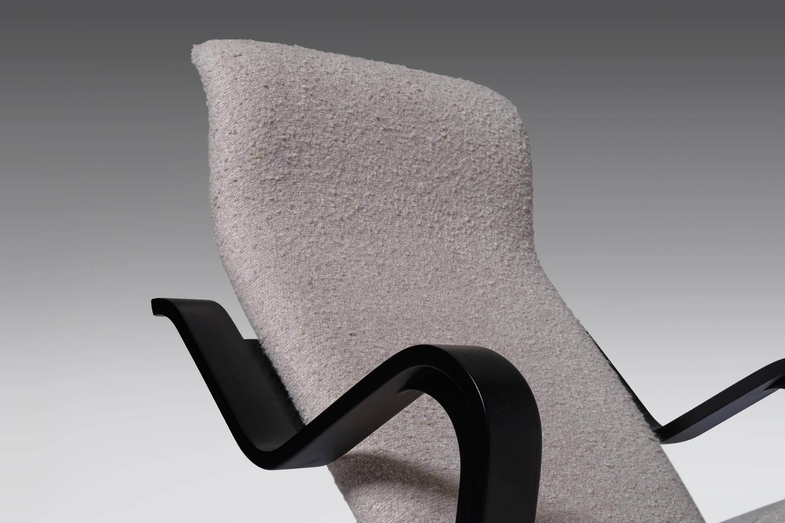 Mid-20th Century Chaise Longue in Plywood and Bouclé by Marcel Breuer