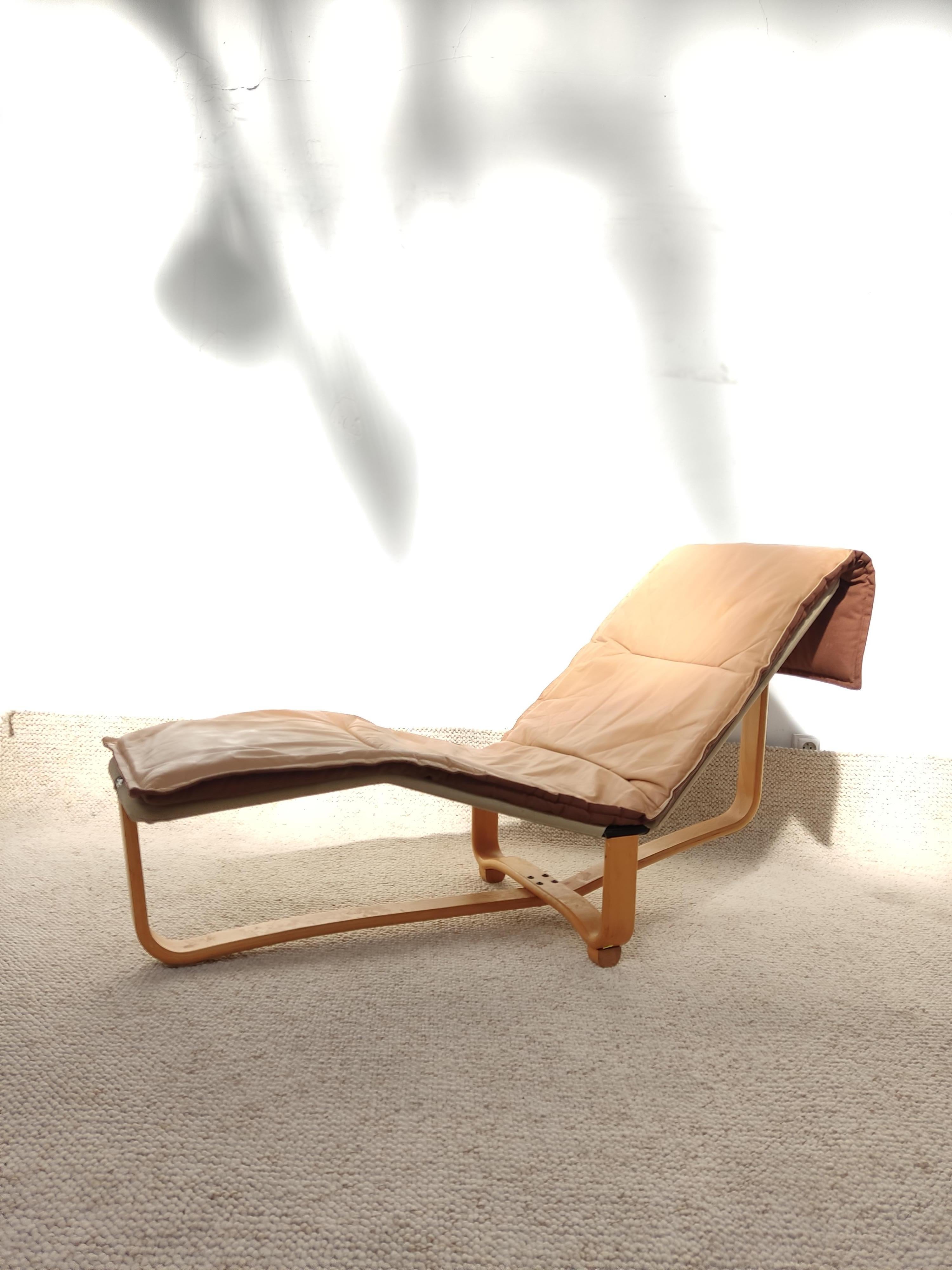 Ingmar (1920-2002) & Knut Relling (XX-XXème) 
Chaise-longue with plywood structure from which rests a black lacquered metal frame covered with a canvas. Camel leather seat cushion. Label of the editor under the seat.
Edition: Westnofa Furniture,