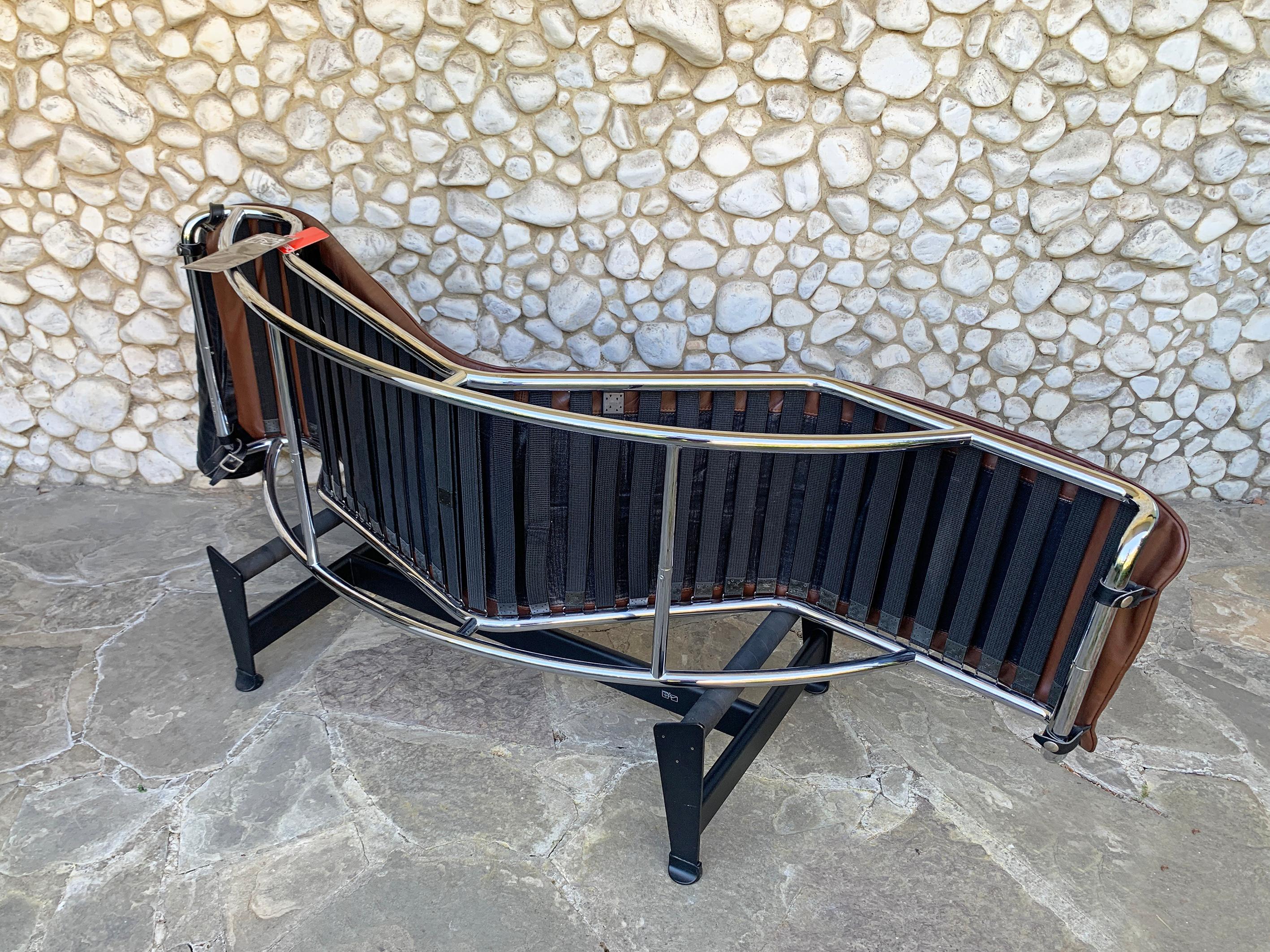 Chaise Longue LC4 in pelle marrone Le Corbusier Perriand Cassina Cert. of Auth. in vendita 10
