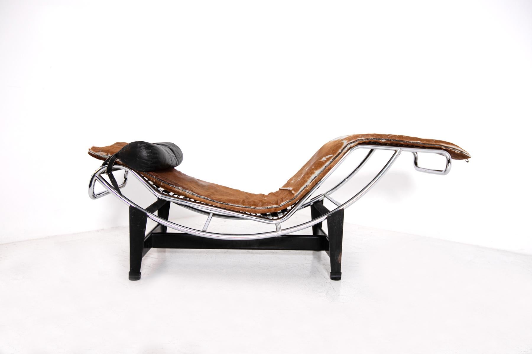 Wonderful chaise longue, model LC4 serial number 2344, designed by Le Corbusier, Pierre Jeanneret and Charlotte Perriand for Cassina in 1965.
The chaise Longue was born from the inspiration of the three design artists who wanted to design a