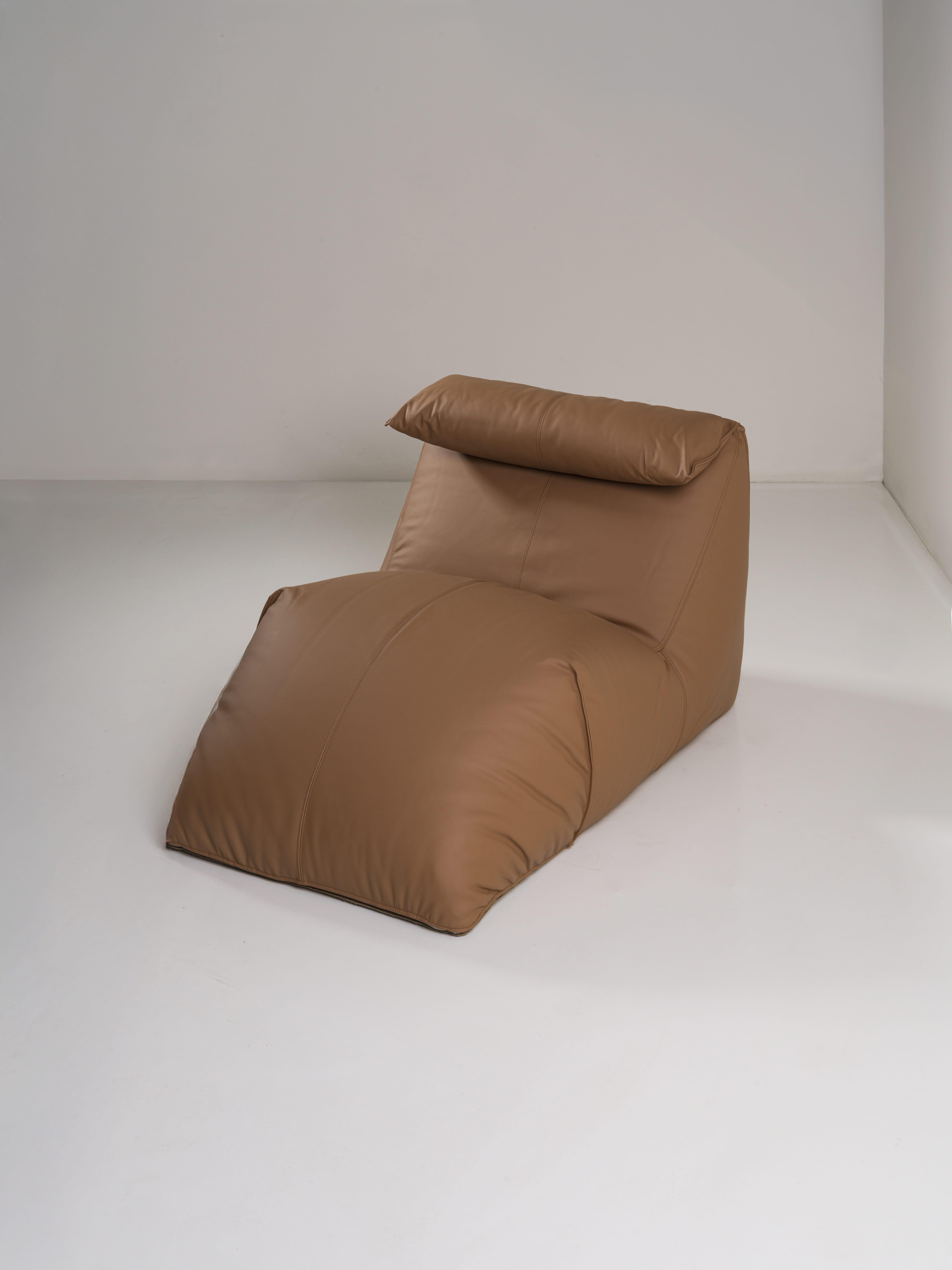 Italian Chaise Longue Le Bambole, Mario Bellini for B&B Italia 1970 Leather Cognac For Sale