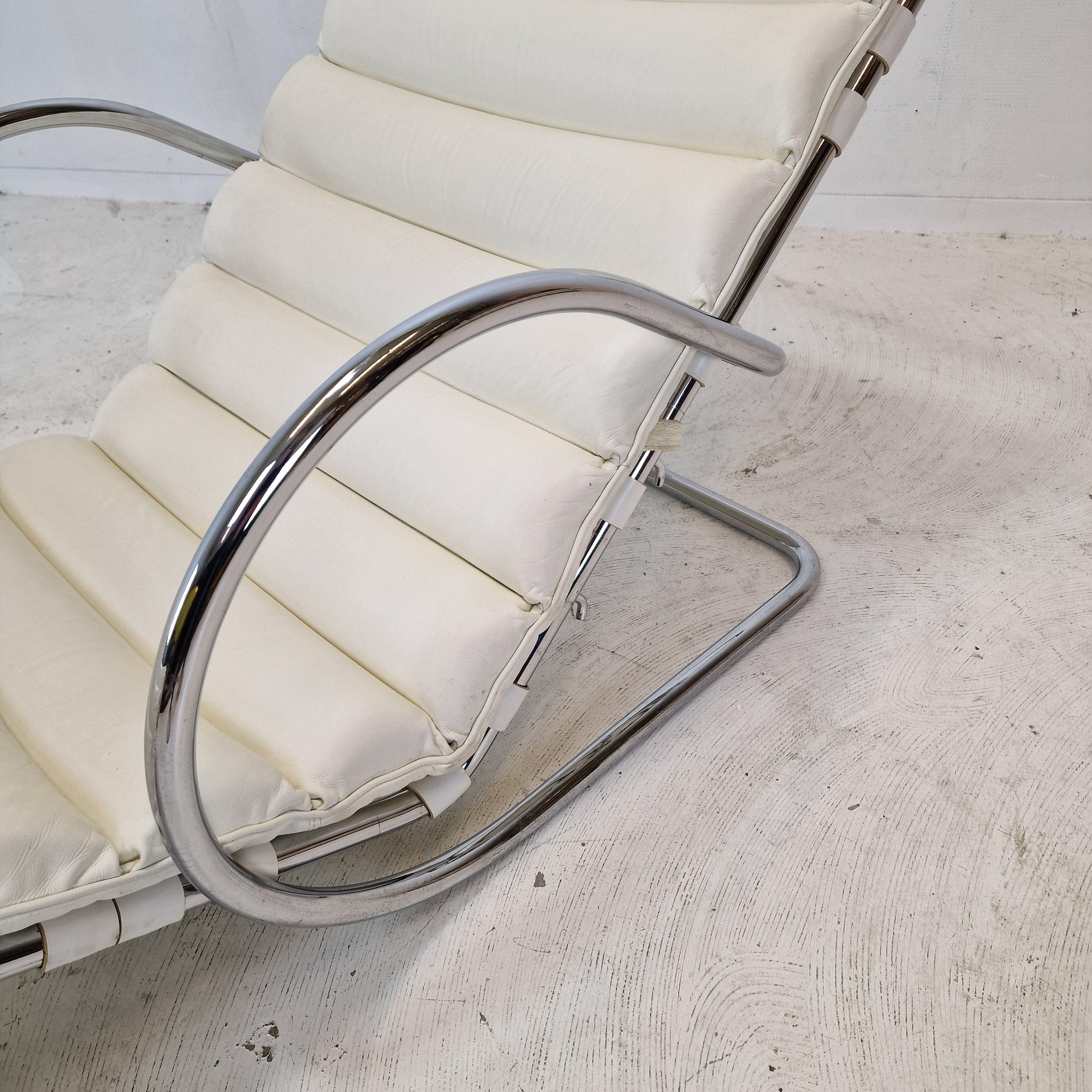 Chaise Longue Model 242 by Mies van der Rohe for Knoll International, 1980's For Sale 3
