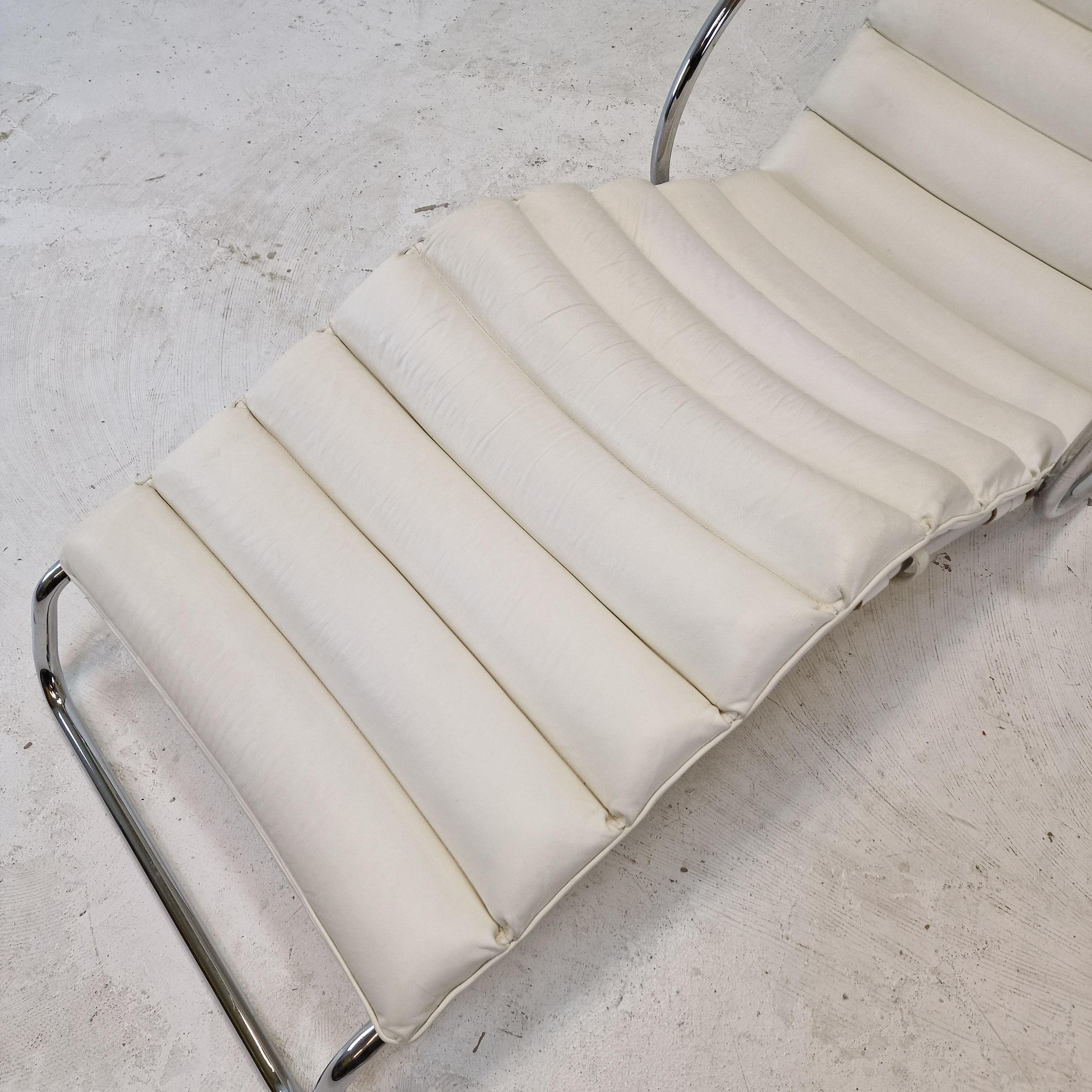 Chaise Longue Model 242 by Mies van der Rohe for Knoll International, 1980's For Sale 7
