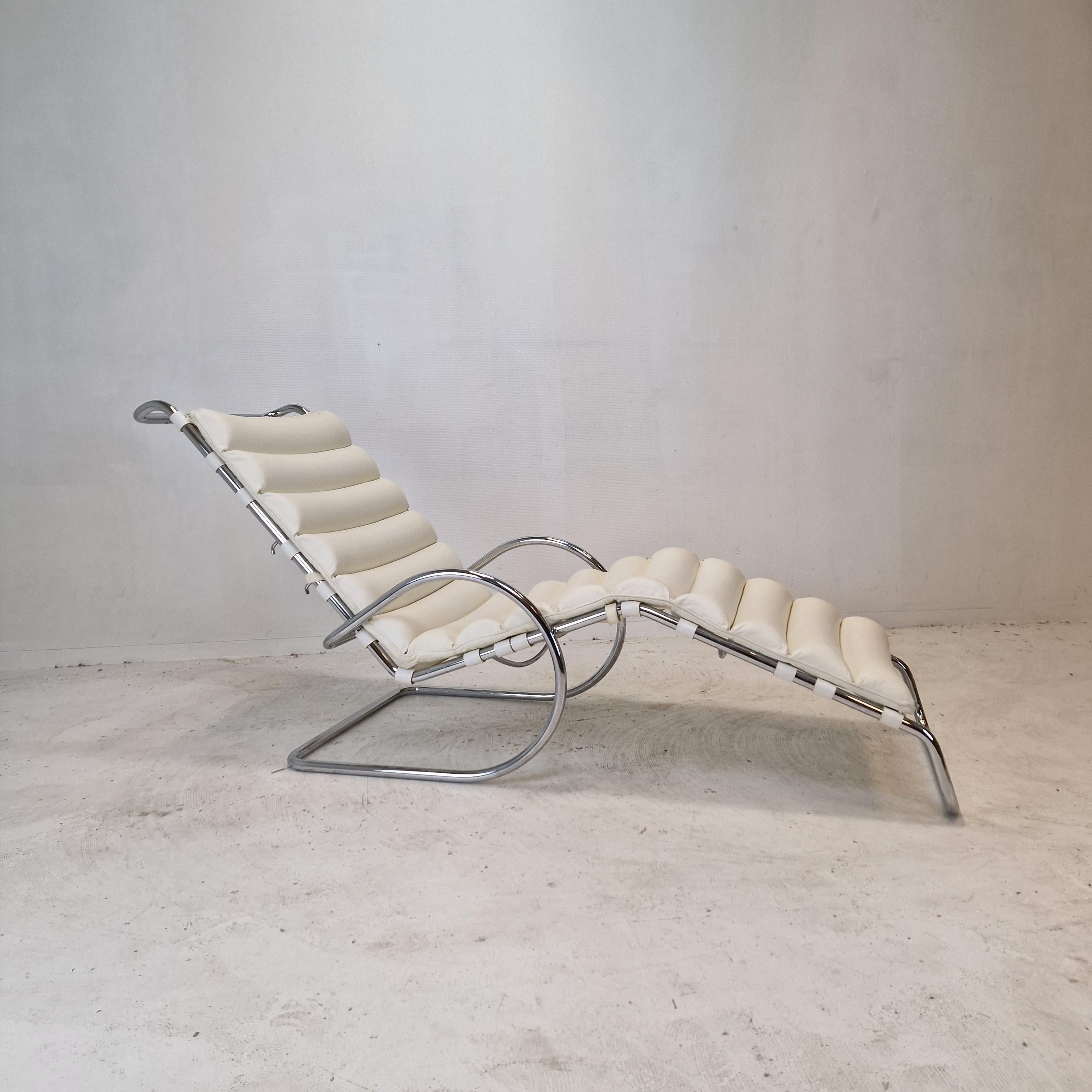 Mid-Century Modern Chaise Longue Model 242 by Mies van der Rohe for Knoll International, 1980's For Sale
