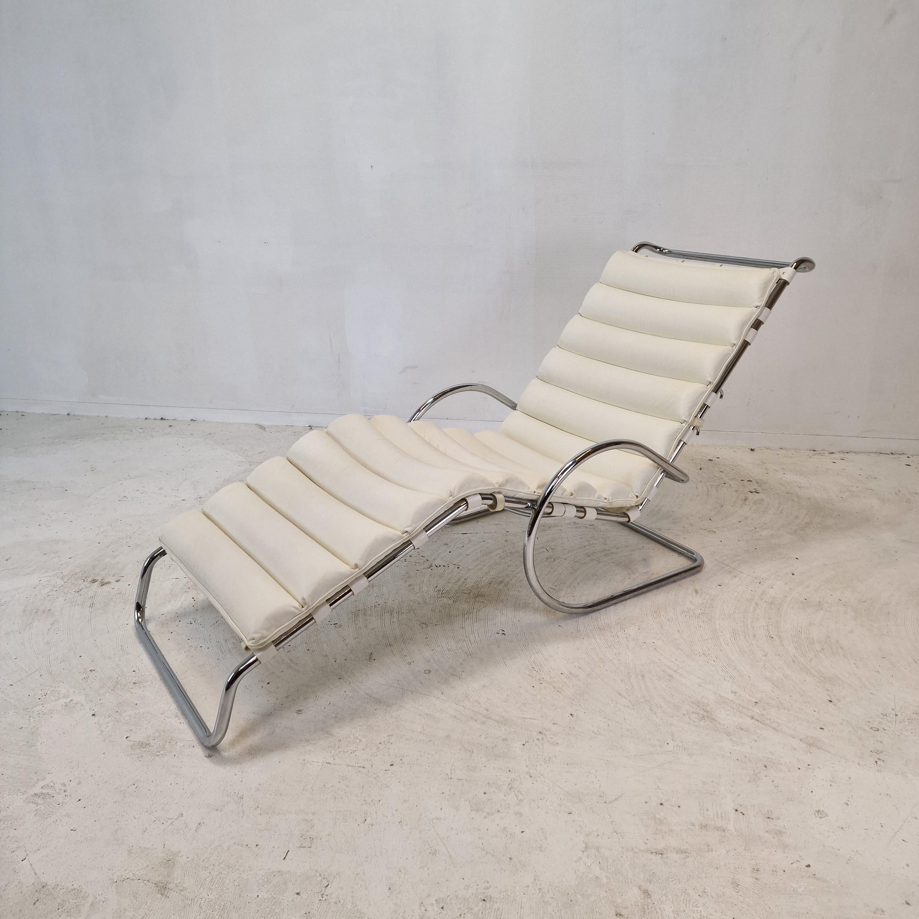 Chaise Longue Model 242 by Mies van der Rohe for Knoll International, 1980's In Good Condition In Oud Beijerland, NL