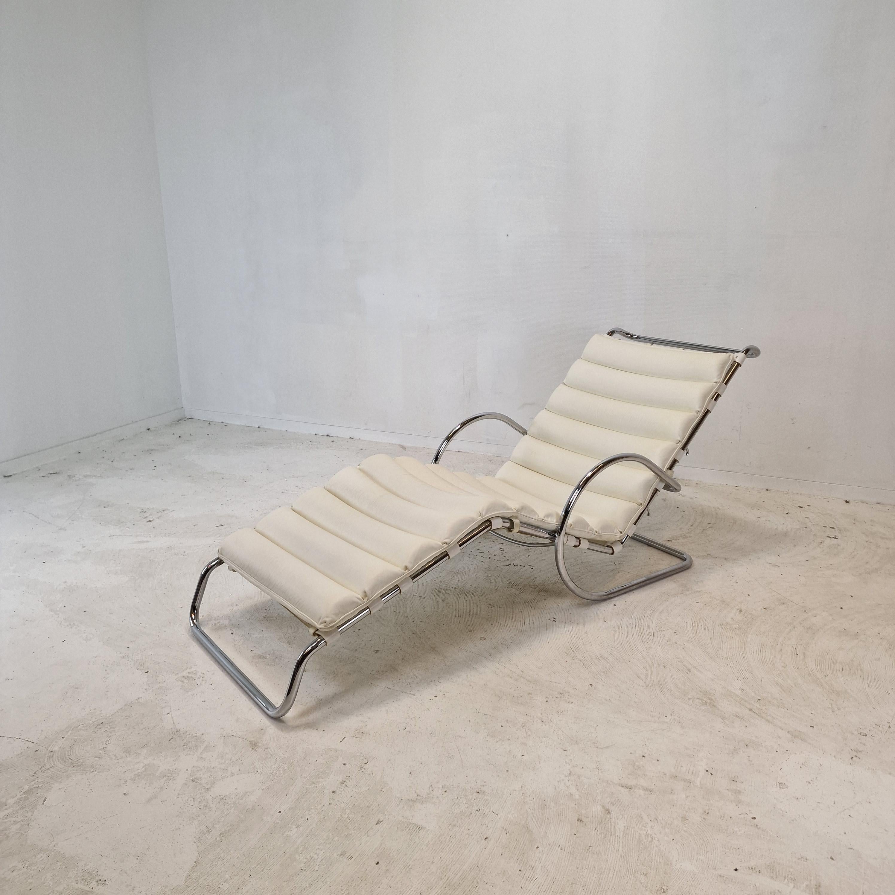 Chaise Longue Model 242 by Mies van der Rohe for Knoll International, 1980's For Sale 1