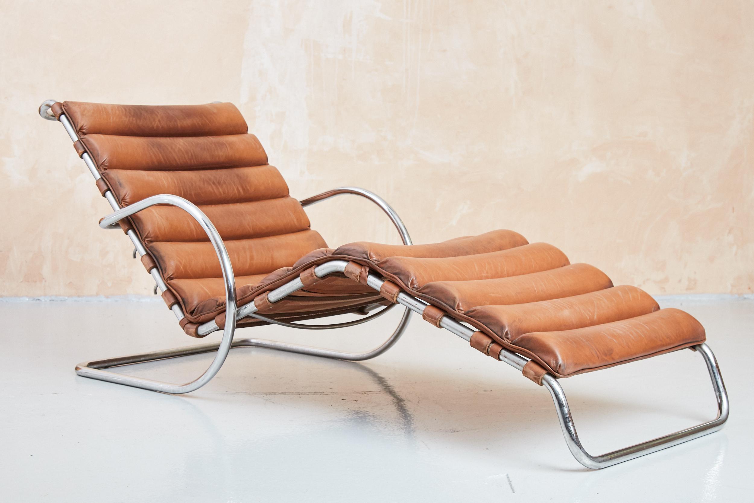 Chaise Longue Model 242 by Mies van der Rohe for Knoll International, 1980's For Sale 2