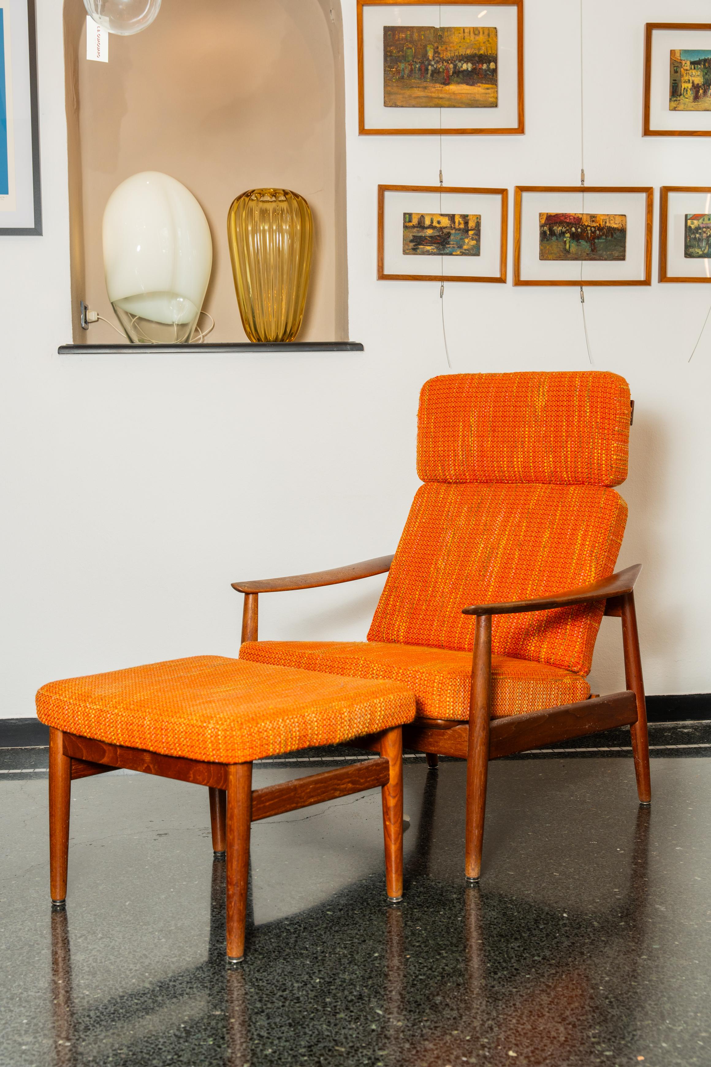 fauteuil relax modèle FD 164 de Arne Vodder, en teck, avec repose-pieds et tissu d'origine. Construit au Danemark dans les années 1960, il porte la marque et le numéro de série 