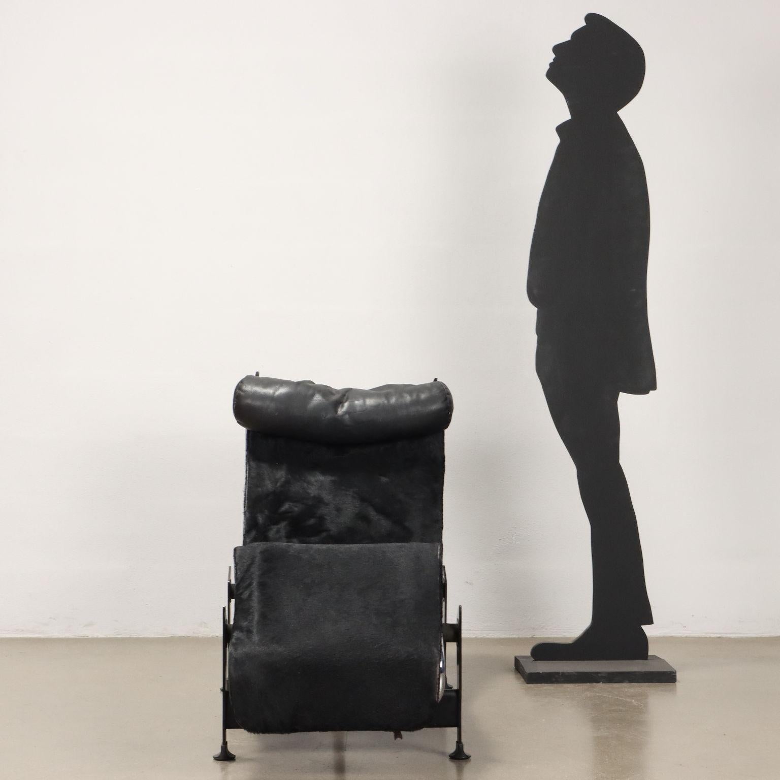 Chaise longue iconique dessinée par Le Corbusier en 1928 avec inclinaison réglable, structure en acier et métal laqué, assise en peau de poney noire et coussin en cuir. En bon état, porte la marque de production Cassina sur le cadre tubulaire.