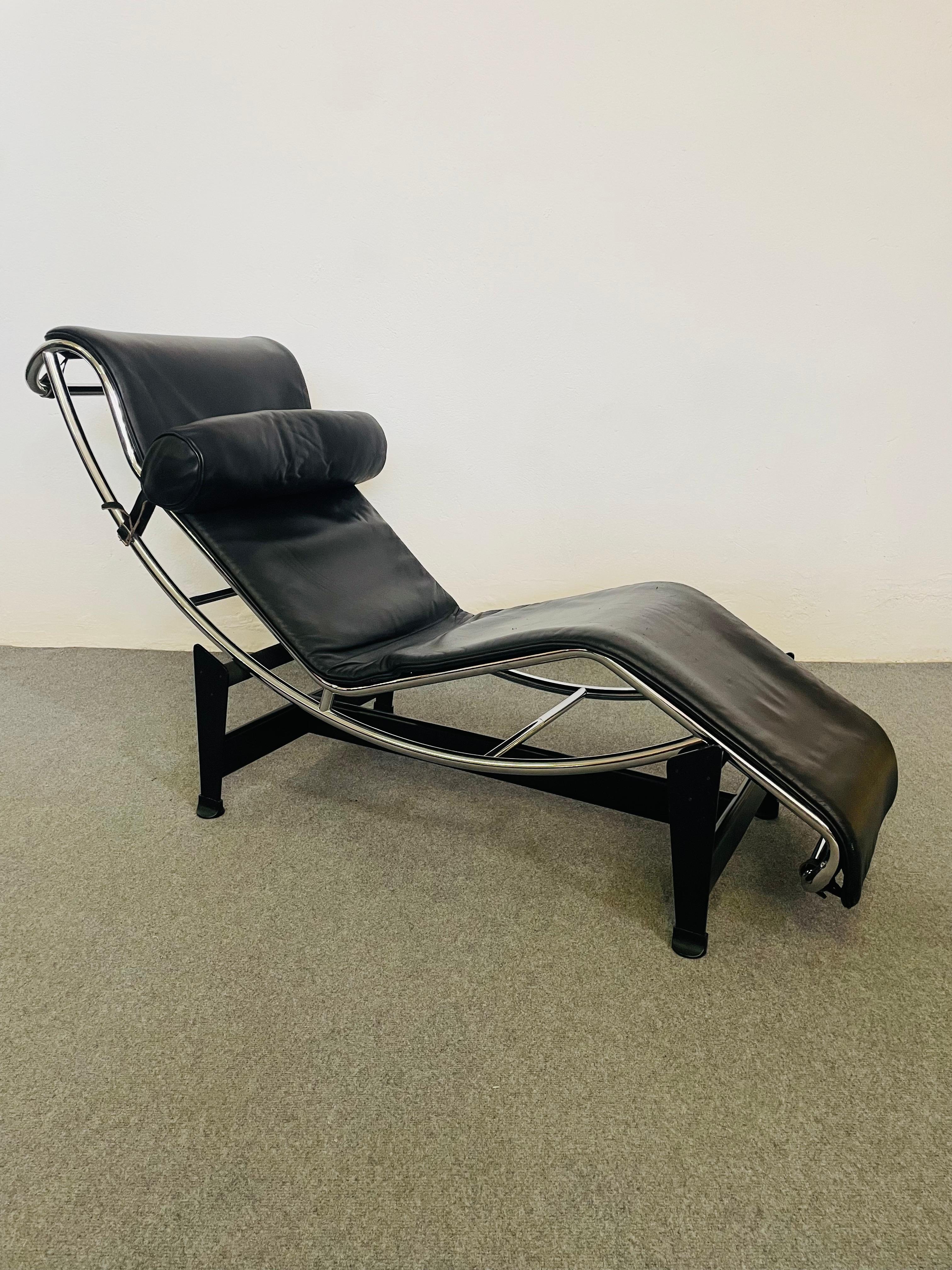 La chaise lounge LC4 è un classico della Bauhaus ed è inclusa nella collezione permanente del Museum of Modern Art di New York. Ogni pezzo è firmato, numerato e prodotto da Cassina su licenza esclusiva mondiale della Fondazione Le Corbusier. Questa