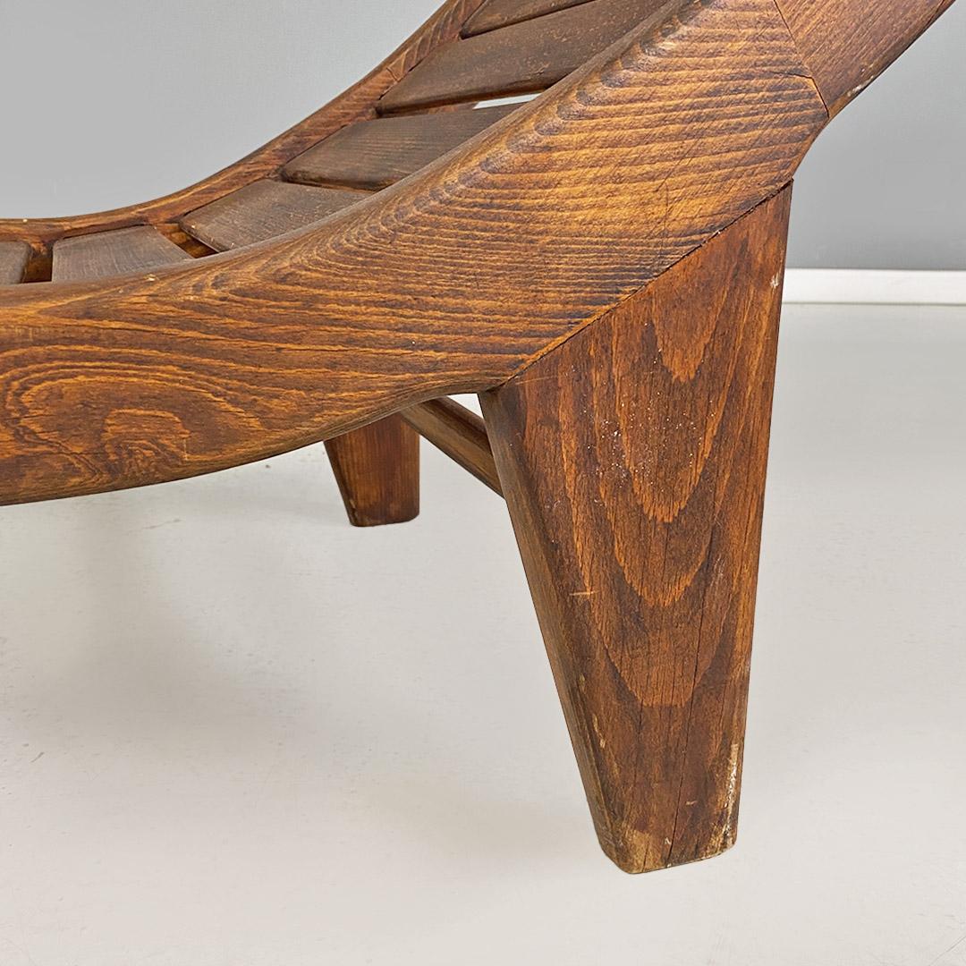 Chaise longue o sdraio italiana di metà secolo in legno massello di teak 1960 ca For Sale 5