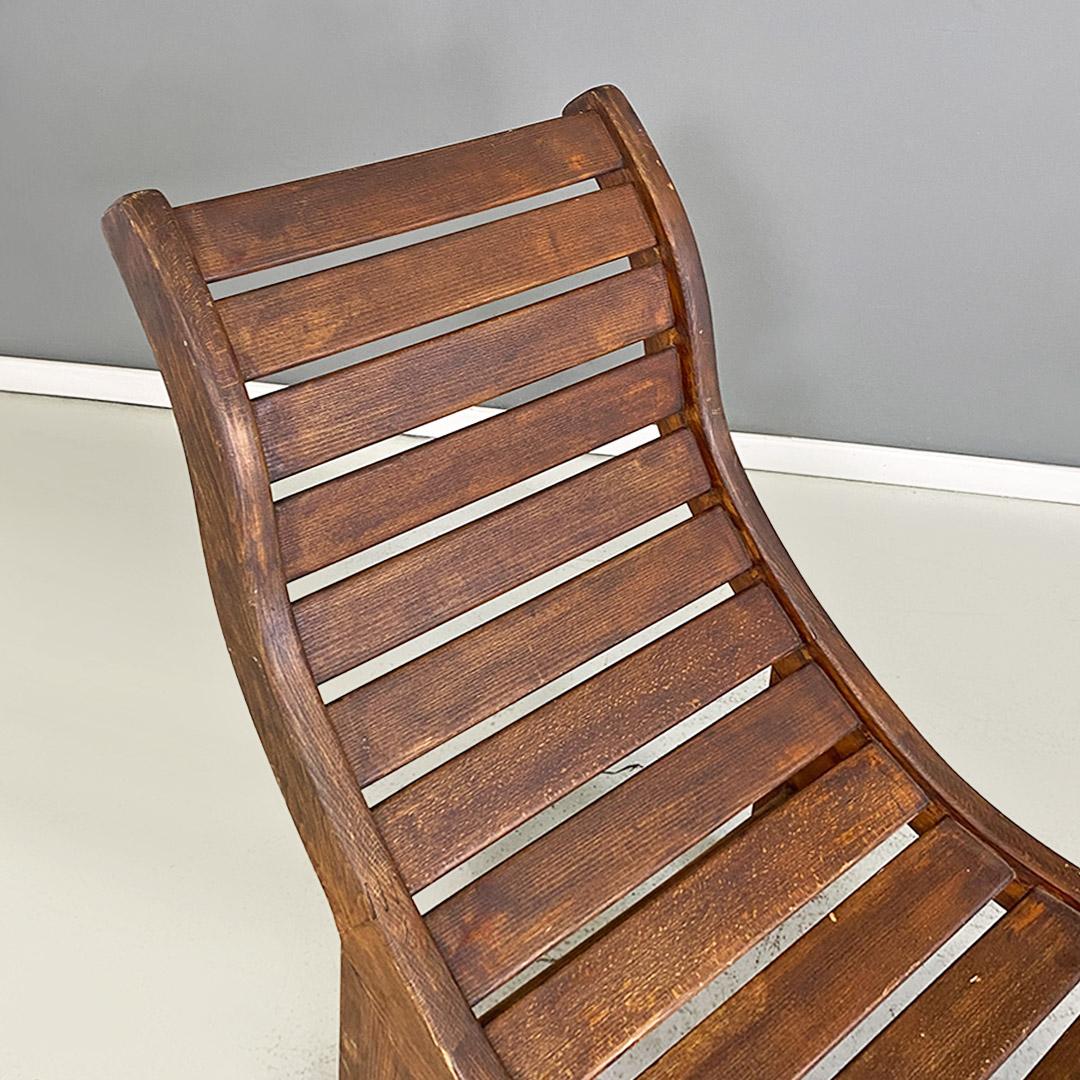 Italian Chaise longue o sdraio italiana di metà secolo in legno massello di teak 1960 ca For Sale