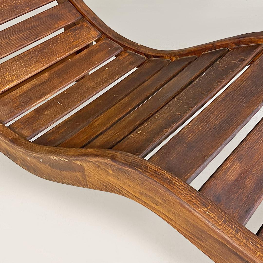 Chaise longue o sdraio italiana di metà secolo in legno massello di teak 1960 ca In Good Condition For Sale In MIlano, IT