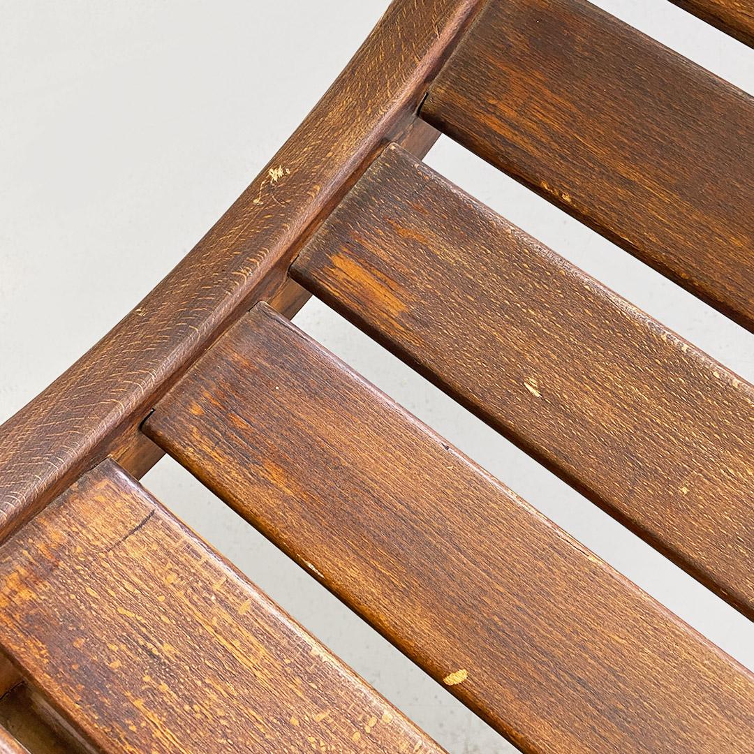 Wood Chaise longue o sdraio italiana di metà secolo in legno massello di teak 1960 ca For Sale