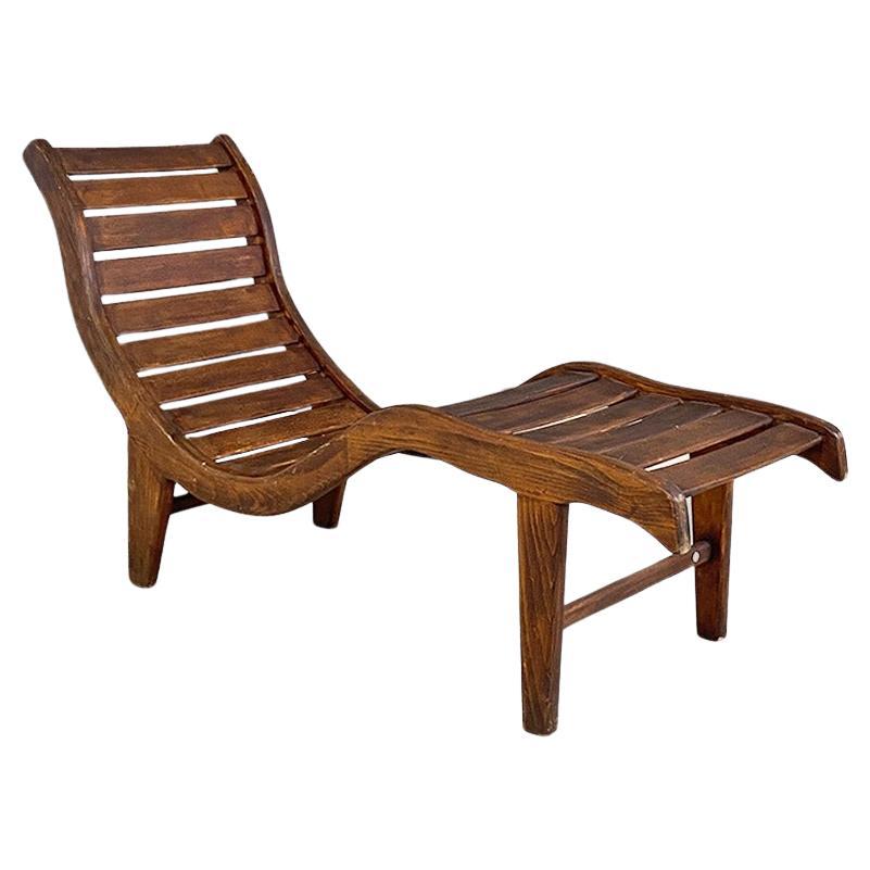 Chaise longue o sdraio italiana di metà secolo in legno massello di teak 1960 ca For Sale