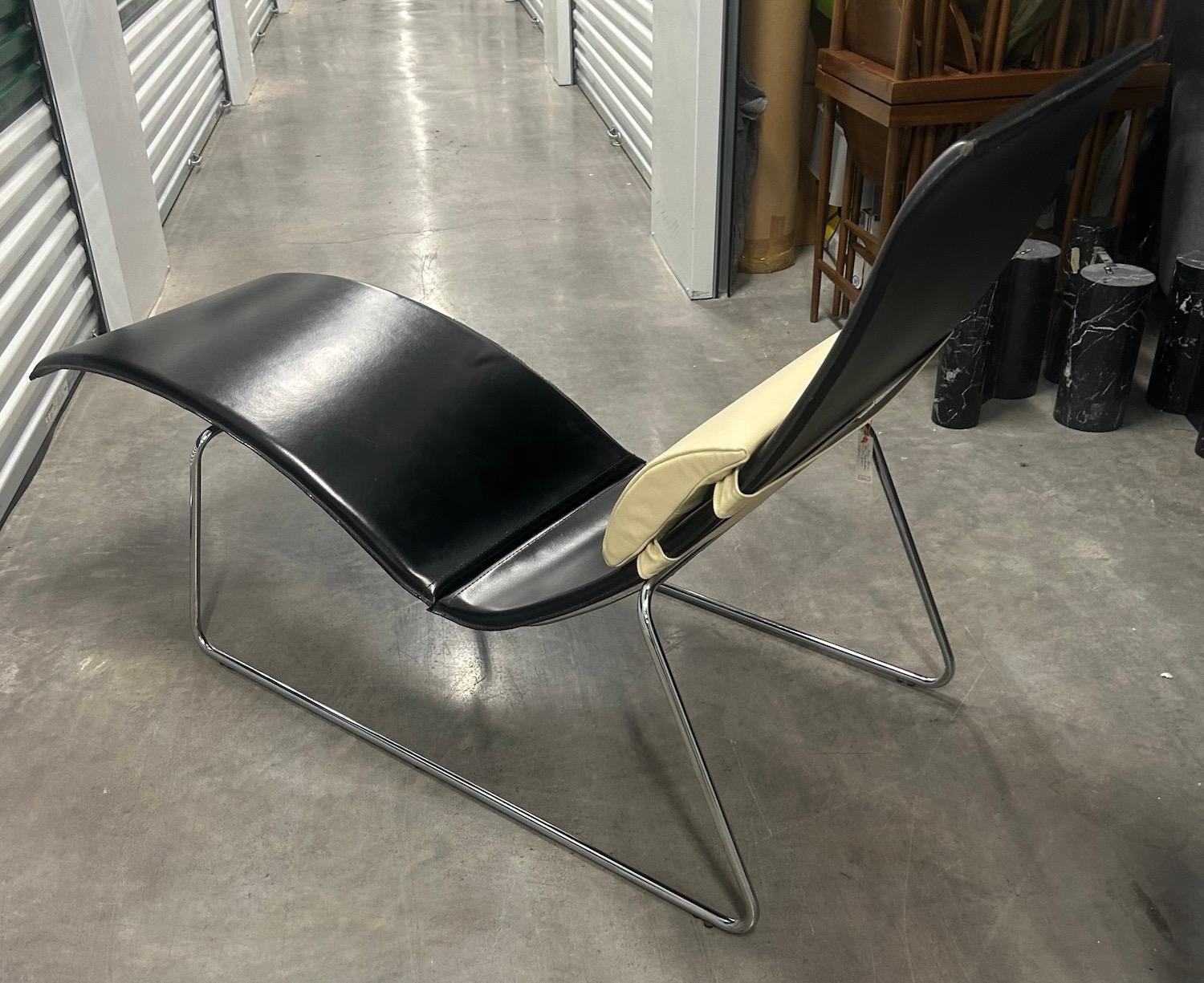 Acier Chaise Longue ou Lounge Chair en cuir noir sur base en acier 1990's Italie en vente