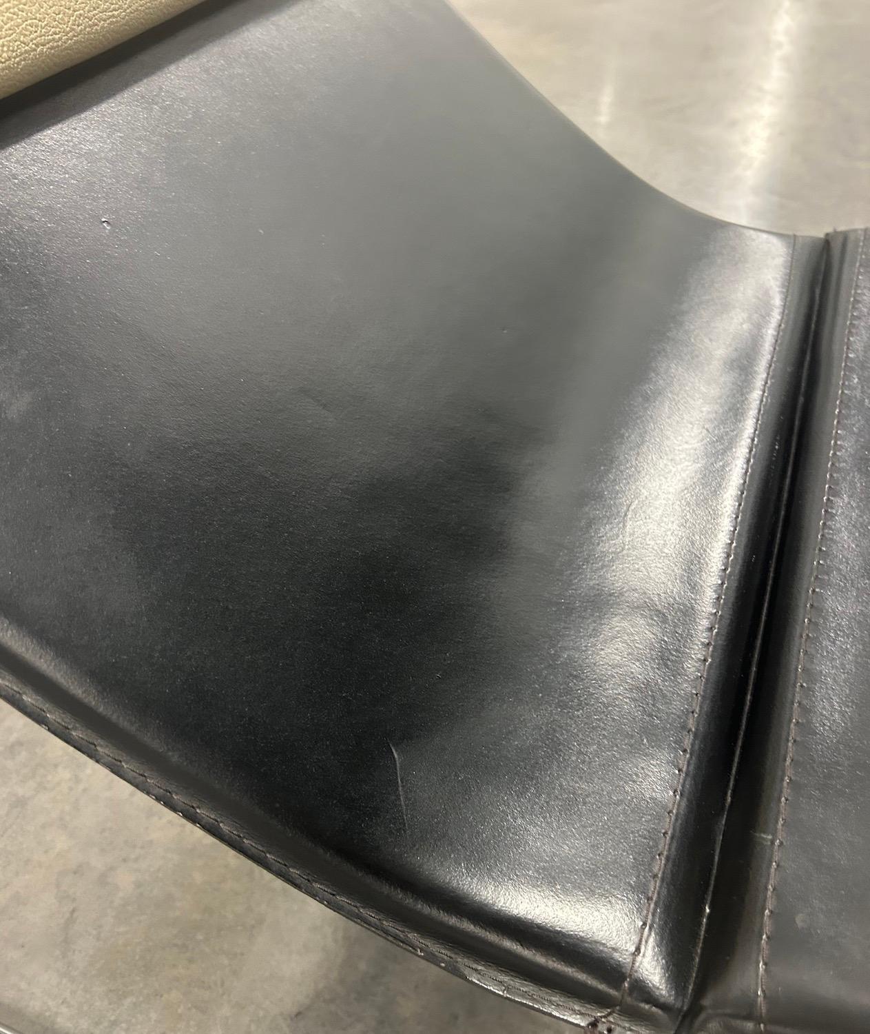 Chaise Longue ou Lounge Chair en cuir noir sur base en acier 1990's Italie en vente 2