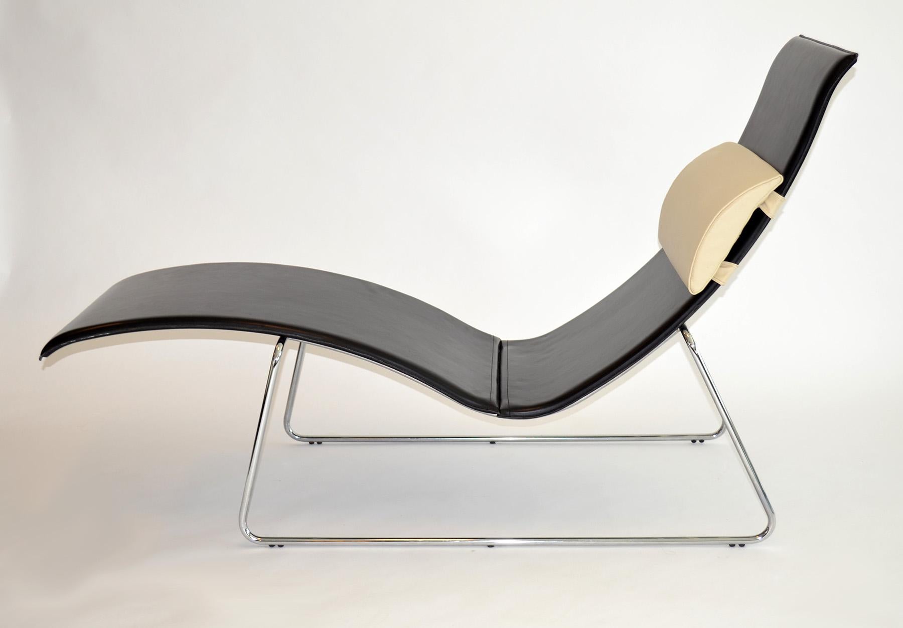Chaise Longue ou Lounge Chair en cuir noir sur base en acier 1990's Italie
Profil fin et épuré avec un long couché en cuir noir épais cousu de qualité sur une base minimaliste en acier chromé avec un coussin blanc cassé. Probablement du cuir sur du