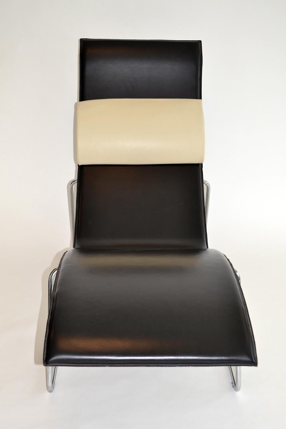 Chaiselongue oder Loungesessel aus schwarzem Leder auf Stahlfuß 1990er Jahre Italien (Moderne) im Angebot
