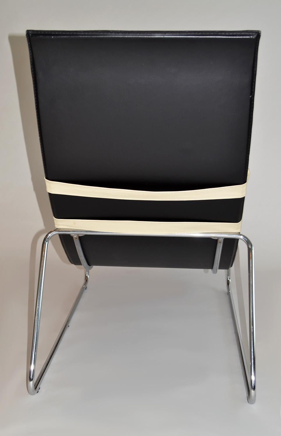 italien Chaise Longue ou Lounge Chair en cuir noir sur base en acier 1990's Italie en vente