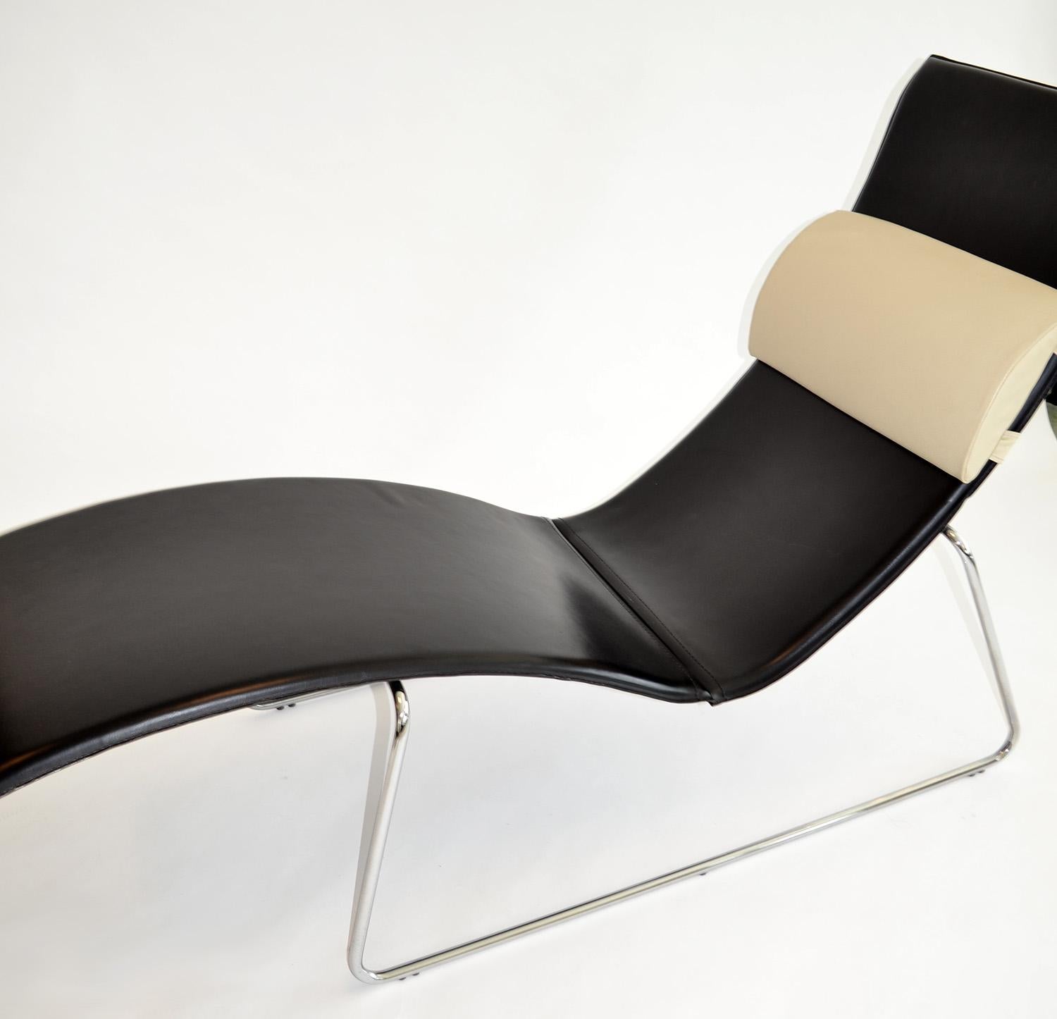 Fin du 20e siècle Chaise Longue ou Lounge Chair en cuir noir sur base en acier 1990's Italie en vente