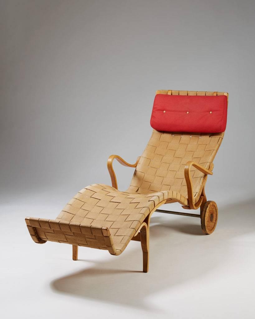 Chaise longue “Pernilla” designed by Bruno Mathsson for Karl Mathsson, 
Sweden, 1944.

Bent birch, solid birch, brass and original paper webbing.

Very rare model with wheels.
Measures:
L 164 cm/ 5' 5”
W 58 cm/ 22 ¾”
H 91 cm/ 3' ¼”
AH 54.5