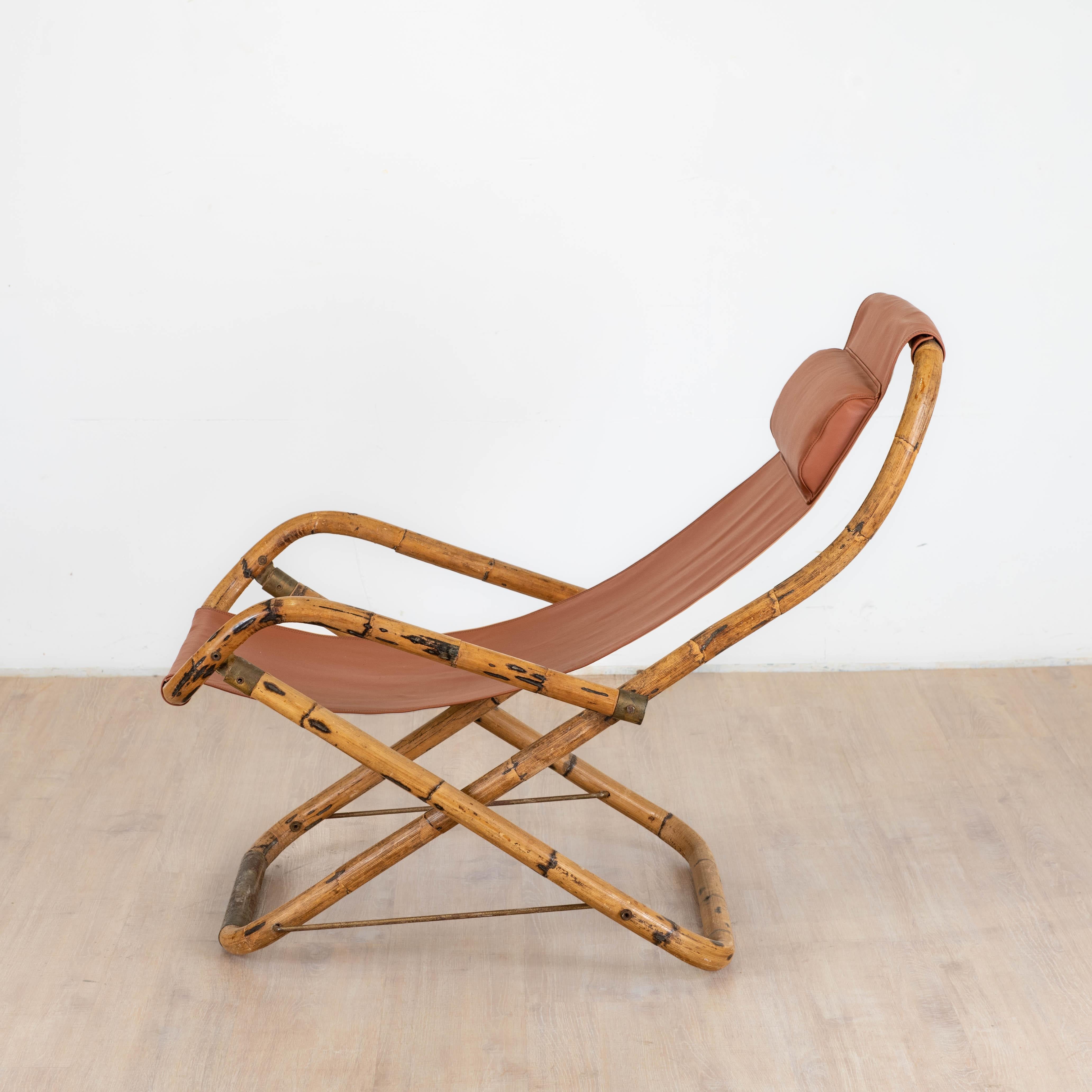 chaise longue pliante en bambou rotin, laiton et cuir, Italie 1960 Moderno de mediados de siglo en venta