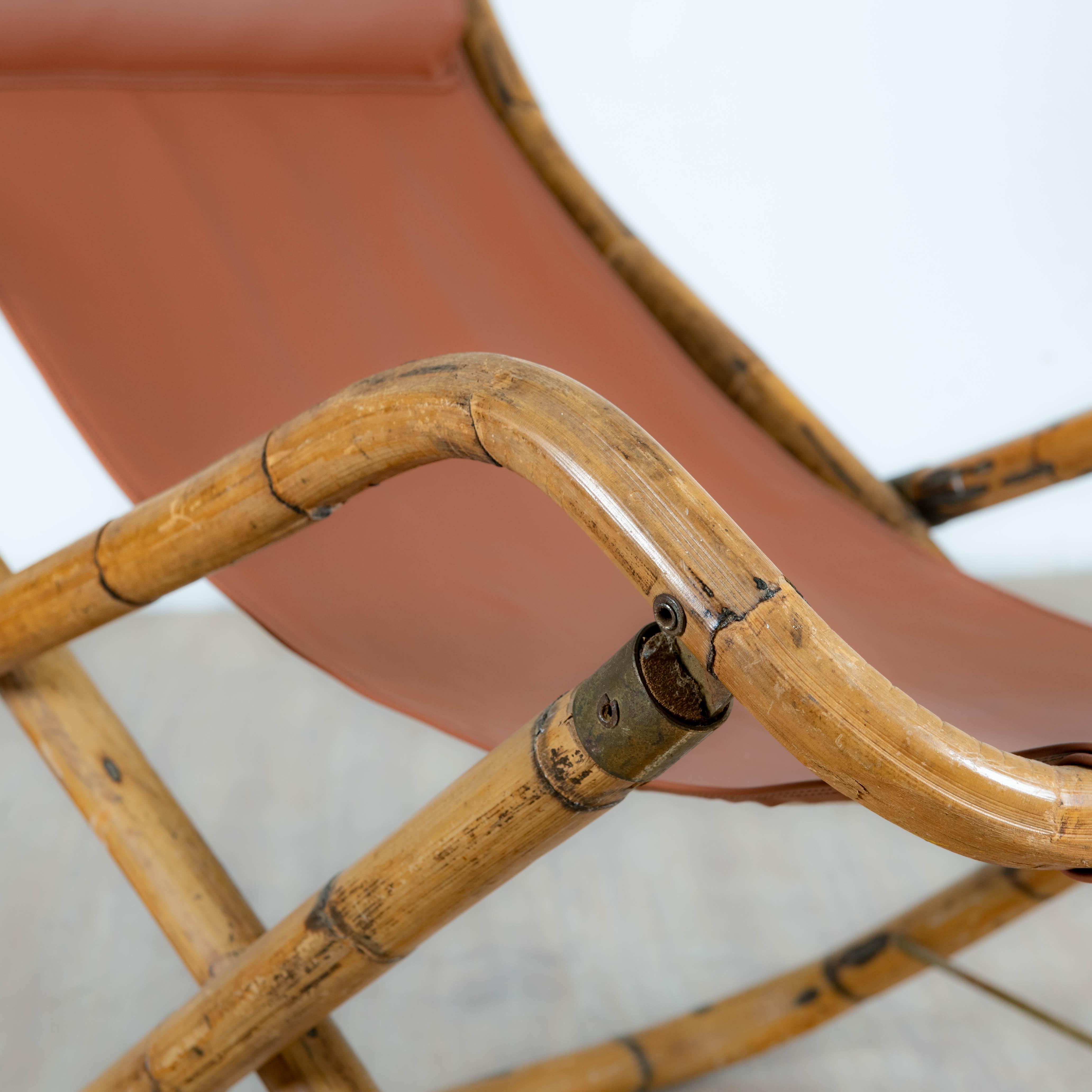 Mid-Century Modern chaise longue pliante en bambou rotin, laiton et cuir, Italie 1960  For Sale