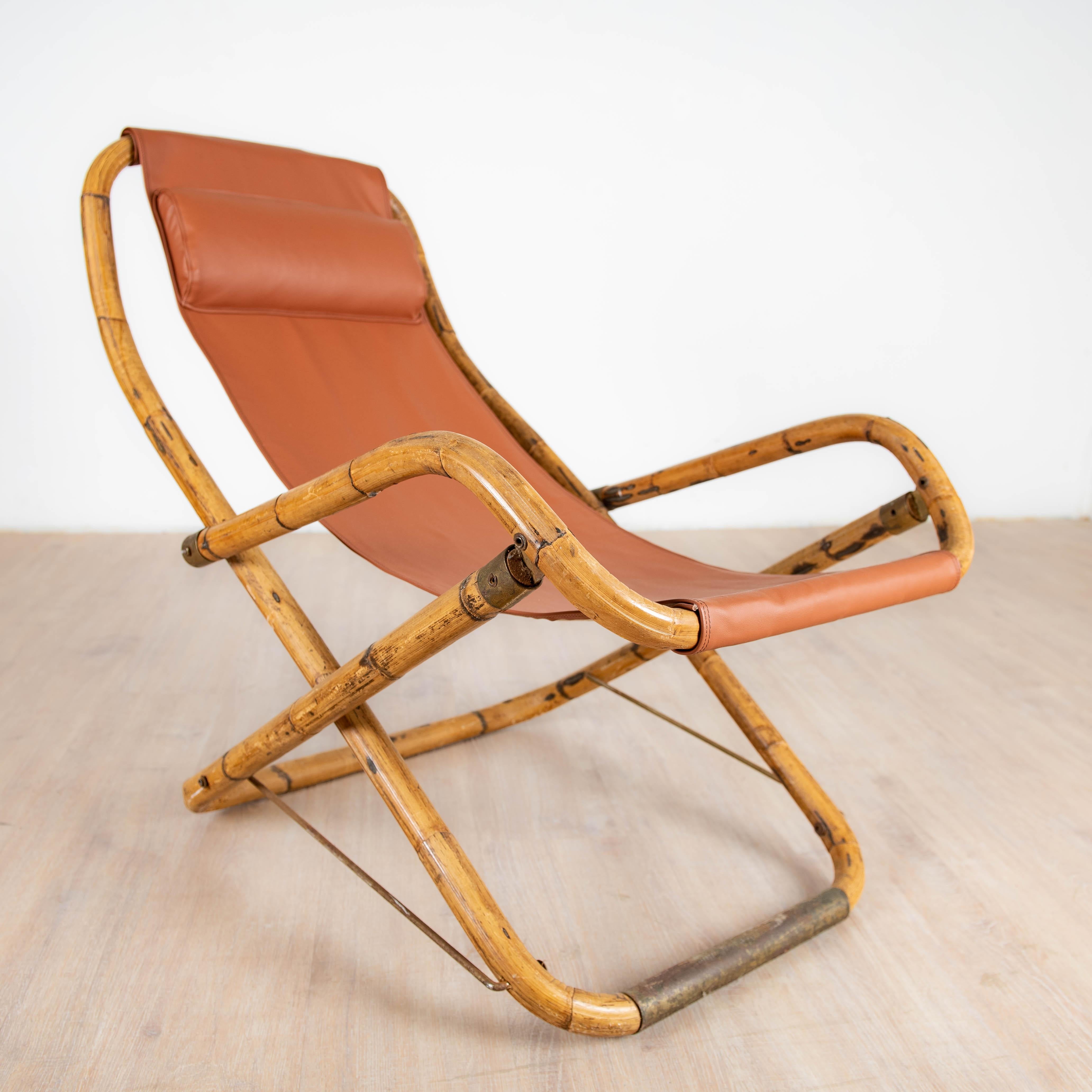 Italian chaise longue pliante en bambou rotin, laiton et cuir, Italie 1960  For Sale