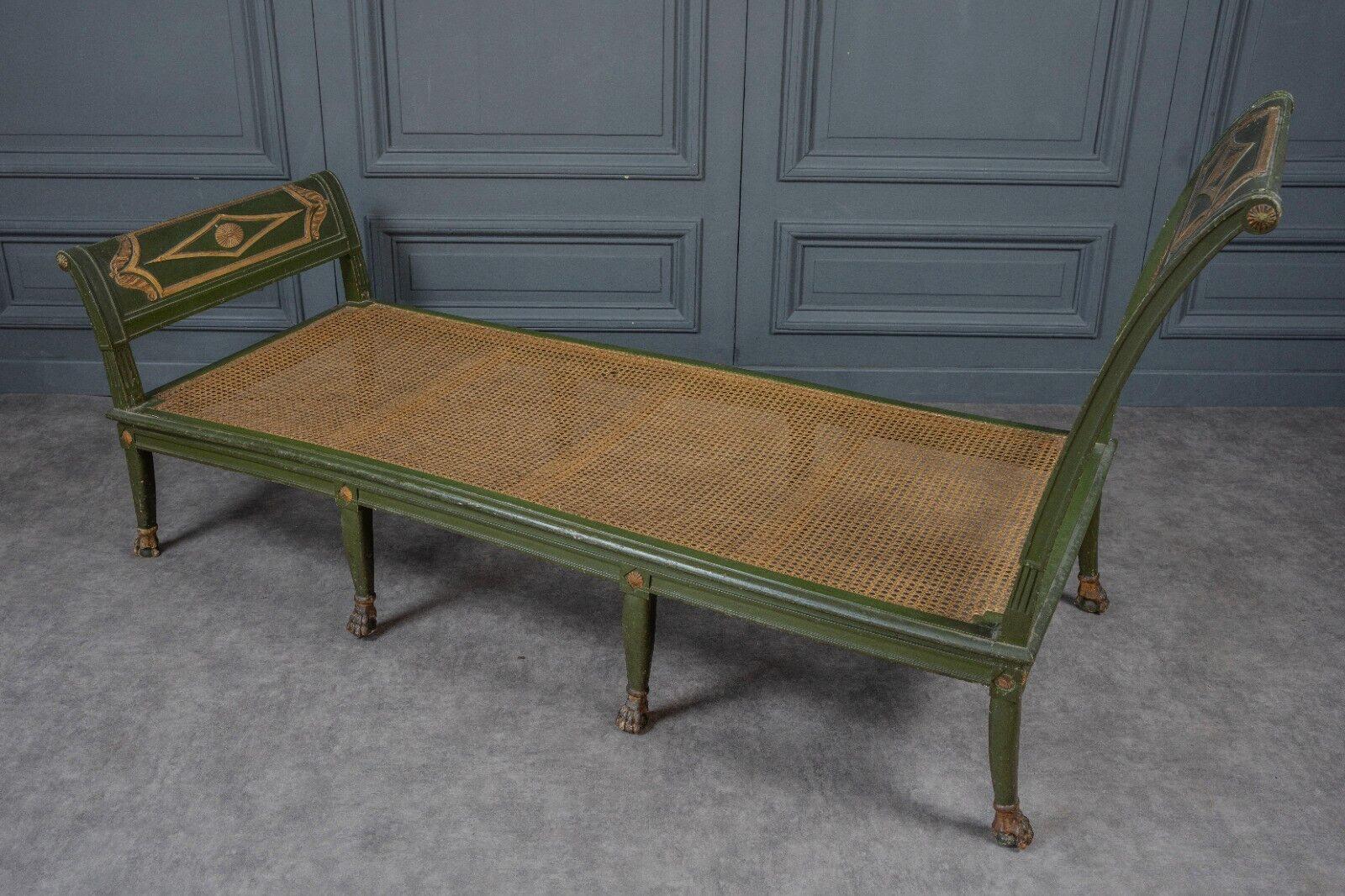Ecco una Chaise longue chiamata modello Récamier, questa poltrona da salotto risale al periodo Impero, all'inizio del XIX secolo. Ha una decorazione a sfinge in foglia d'oro e piedi ad artiglio.

È chic ed elegante, con una doratura molto bella. Si