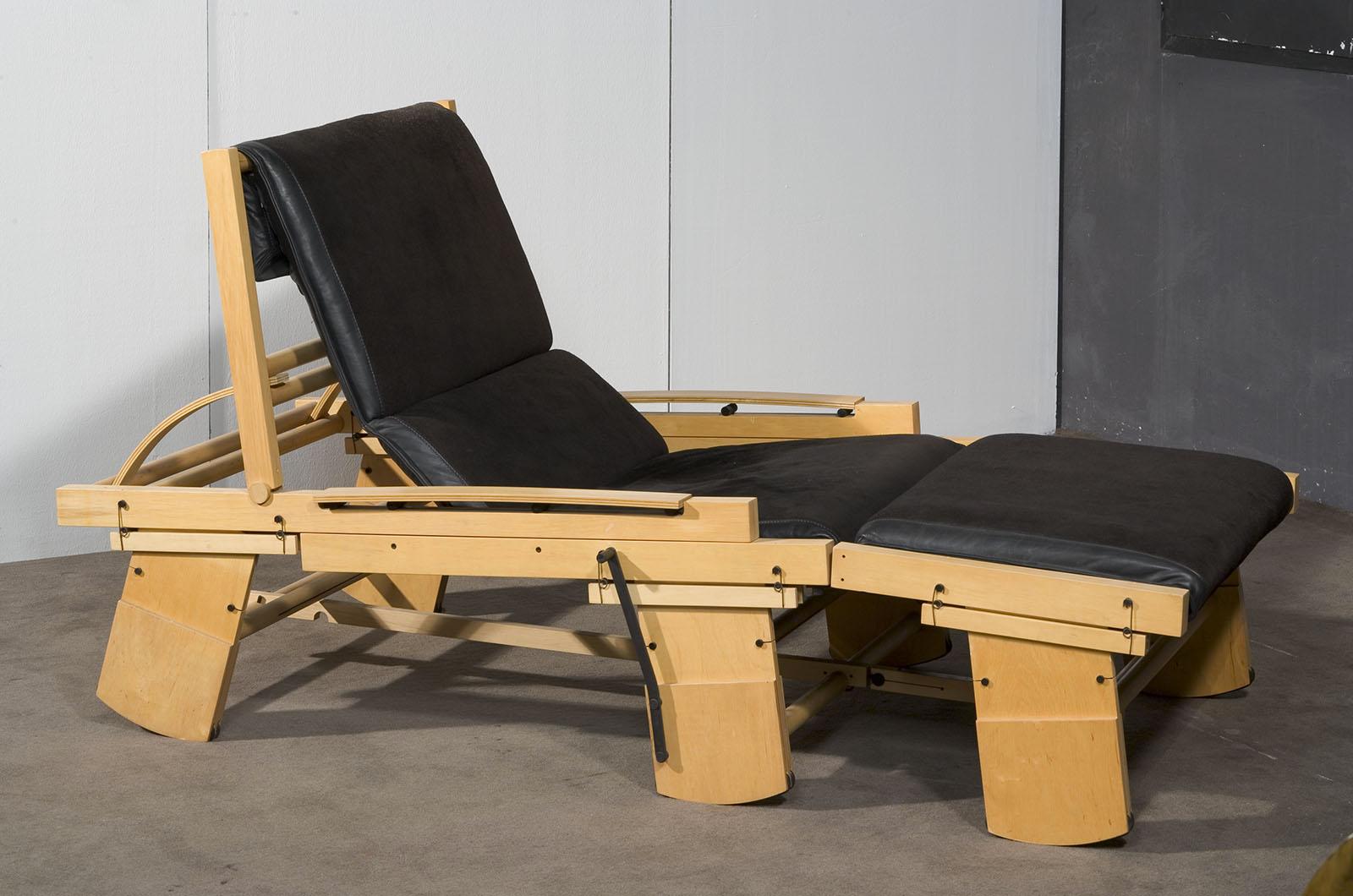 Cette chaise longue à bascule conçue en 1970 par Bepi Fiori pour Bernini est un modèle rare, produit en petites quantités. Grâce à son mécanisme spécial, cette chaise-longue est extrêmement flexible et offre une grande variété de fonctions.  La