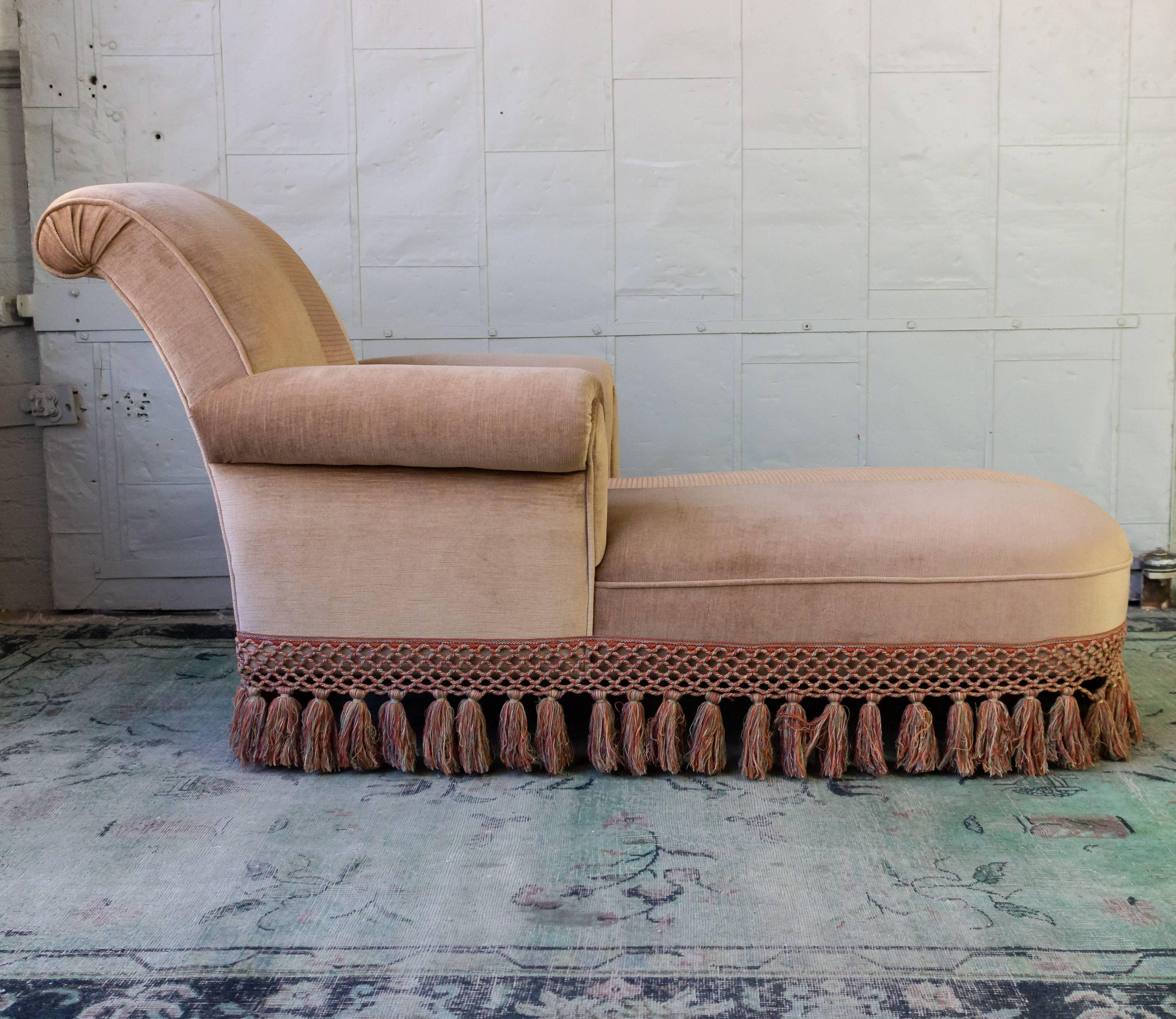 Chaise Longue With Contrasting Fabric and Trim 6
