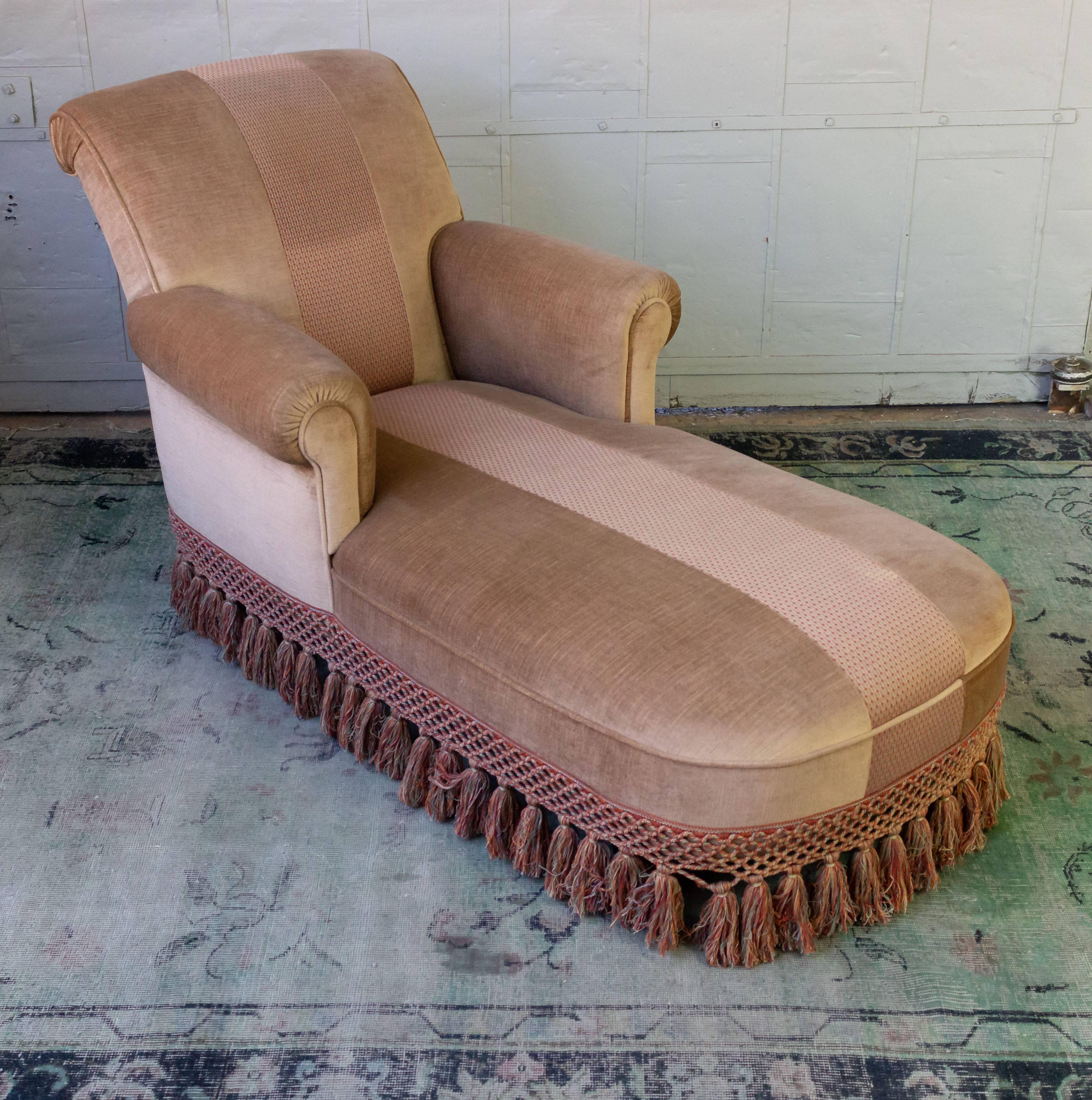 Chaise Longue With Contrasting Fabric and Trim 7