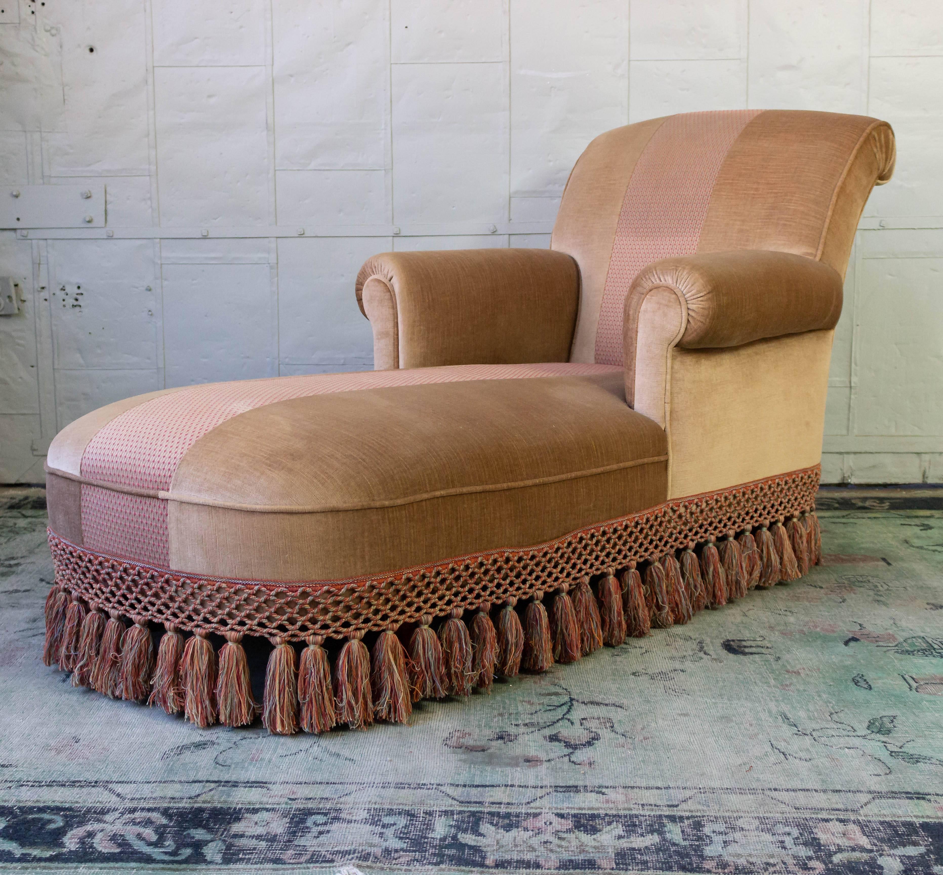 Chaise Longue With Contrasting Fabric and Trim 1