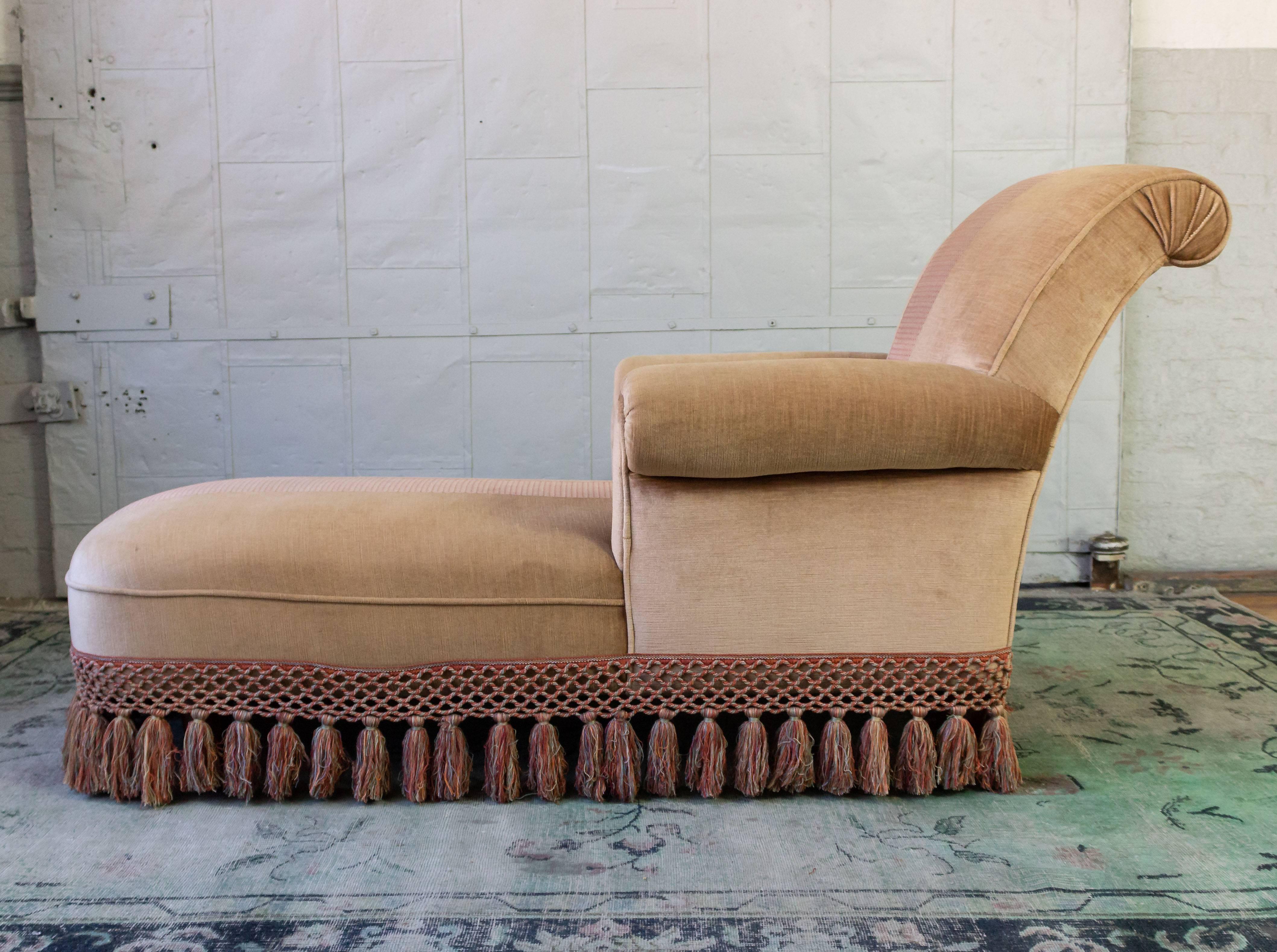 Chaise Longue With Contrasting Fabric and Trim 2